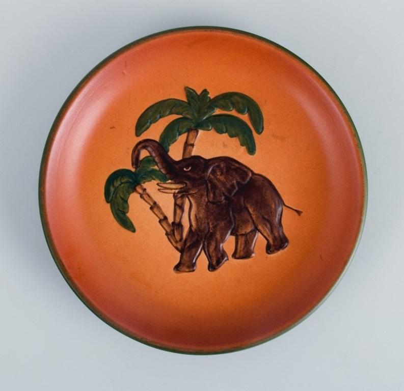 Ipsens Enke, vase en céramique et plat en céramique. Motif Malibu et éléphant.  Excellent état - En vente à Copenhagen, DK