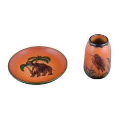 Ipsens Enke, vaso in ceramica e piatto in ceramica. Motivo Malibù ed elefante.