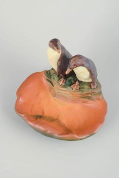 Ipsen Enke, Danemark. Plat en céramique avec deux pingouins. Années 1920/30