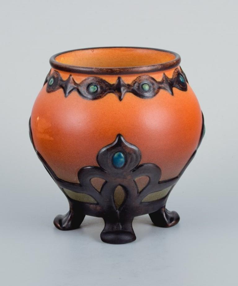 Die Witwe von Ipsen. Kleine Keramikvasen mit Glasur in orange-grünen Farbtönen.
Modellnummern 740 und 249.
1920er/30er Jahre.
In ausgezeichnetem Zustand.
Markiert.
Die größte Vase misst: H 10,5 x T 10,0 cm.