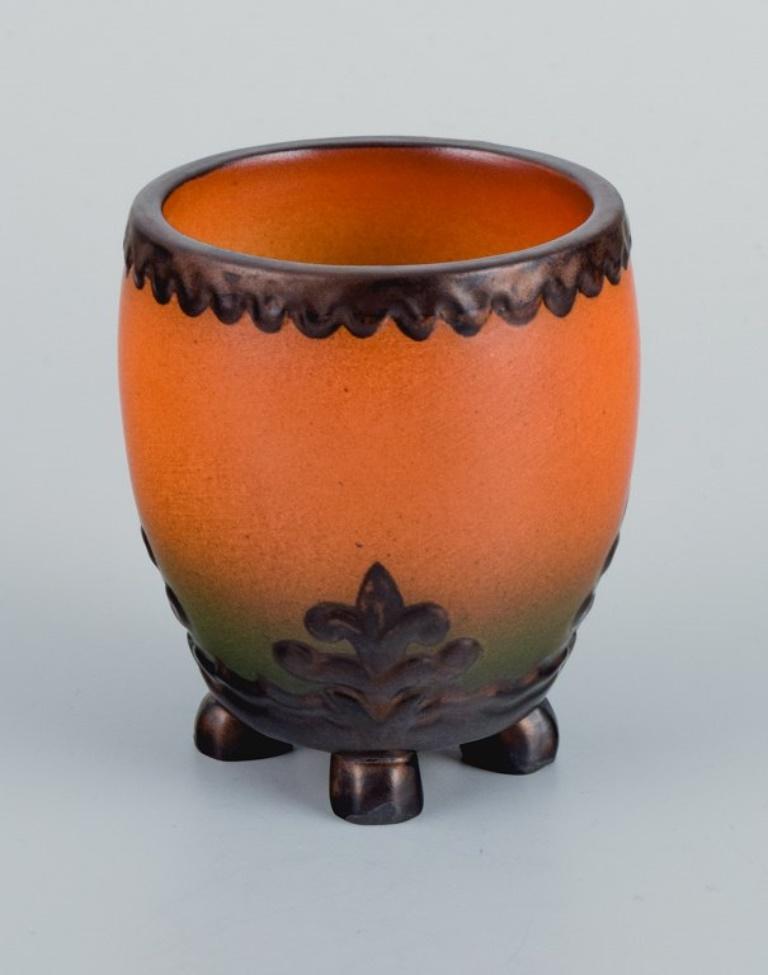 La veuve d'Ipsen. Deux petits vases en céramique, années 1920/30 Excellent état - En vente à Copenhagen, DK