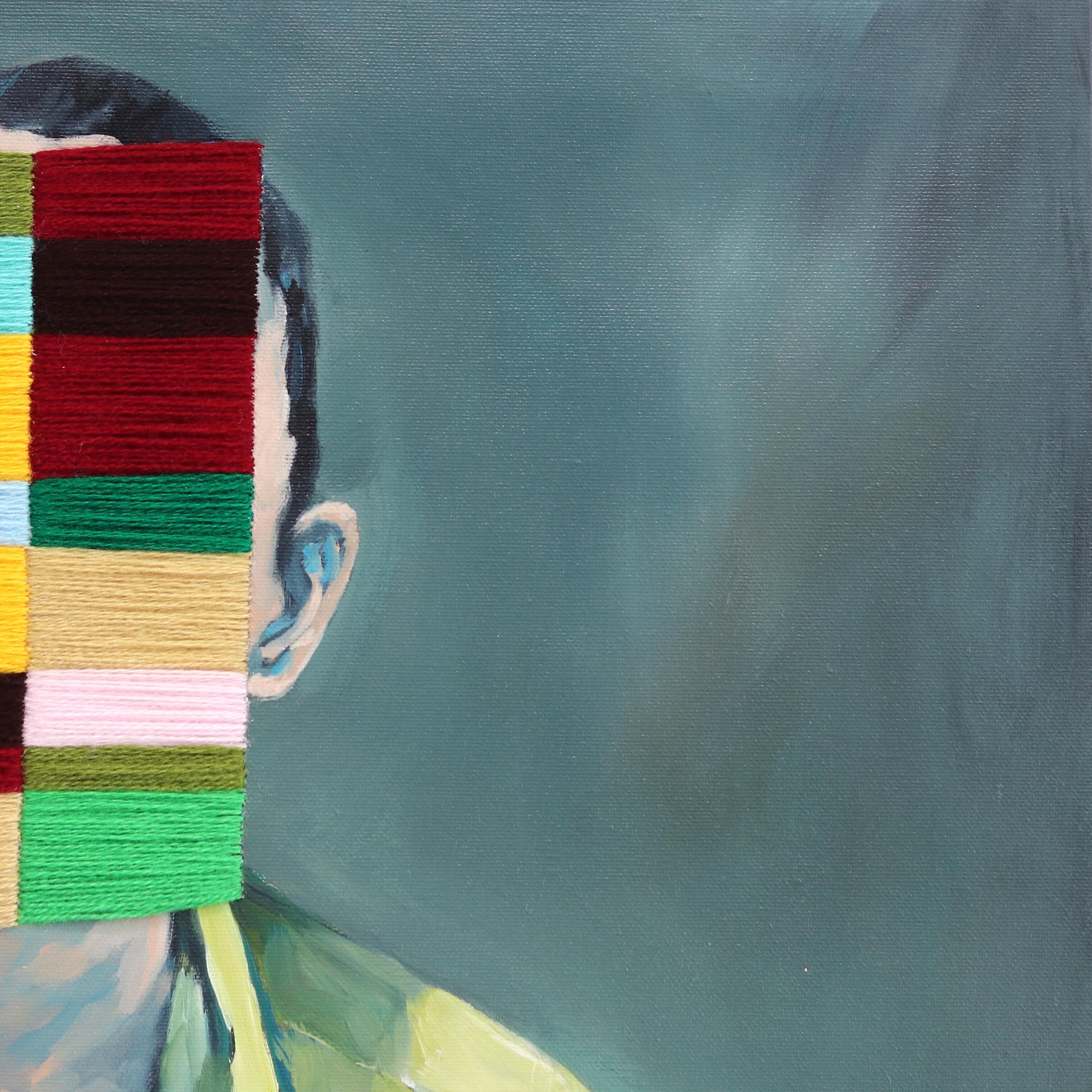 Las pinturas figurativas surrealistas de Iqi Qoror llaman la atención por sus paletas terrosas compensadas por estallidos de bordados textiles fluorescentes. Sus obras giran en torno a cuestiones de confianza, entremezcladas con fragmentos de