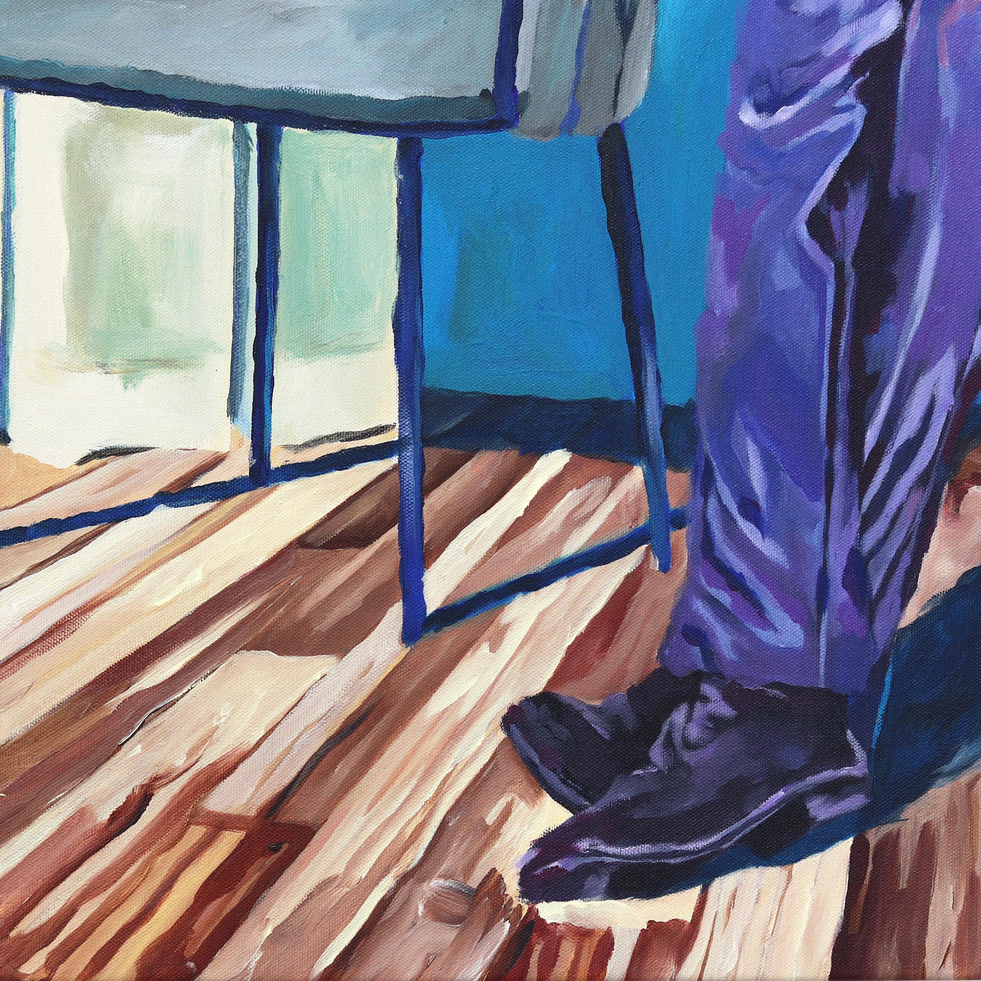 Figura sicura - Originale figura astratta di uomo in abito viola su parete blu in vendita 2