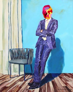 Confident Figure - Original figurativer abstrakter Mann in lila Anzug auf blauer Wand