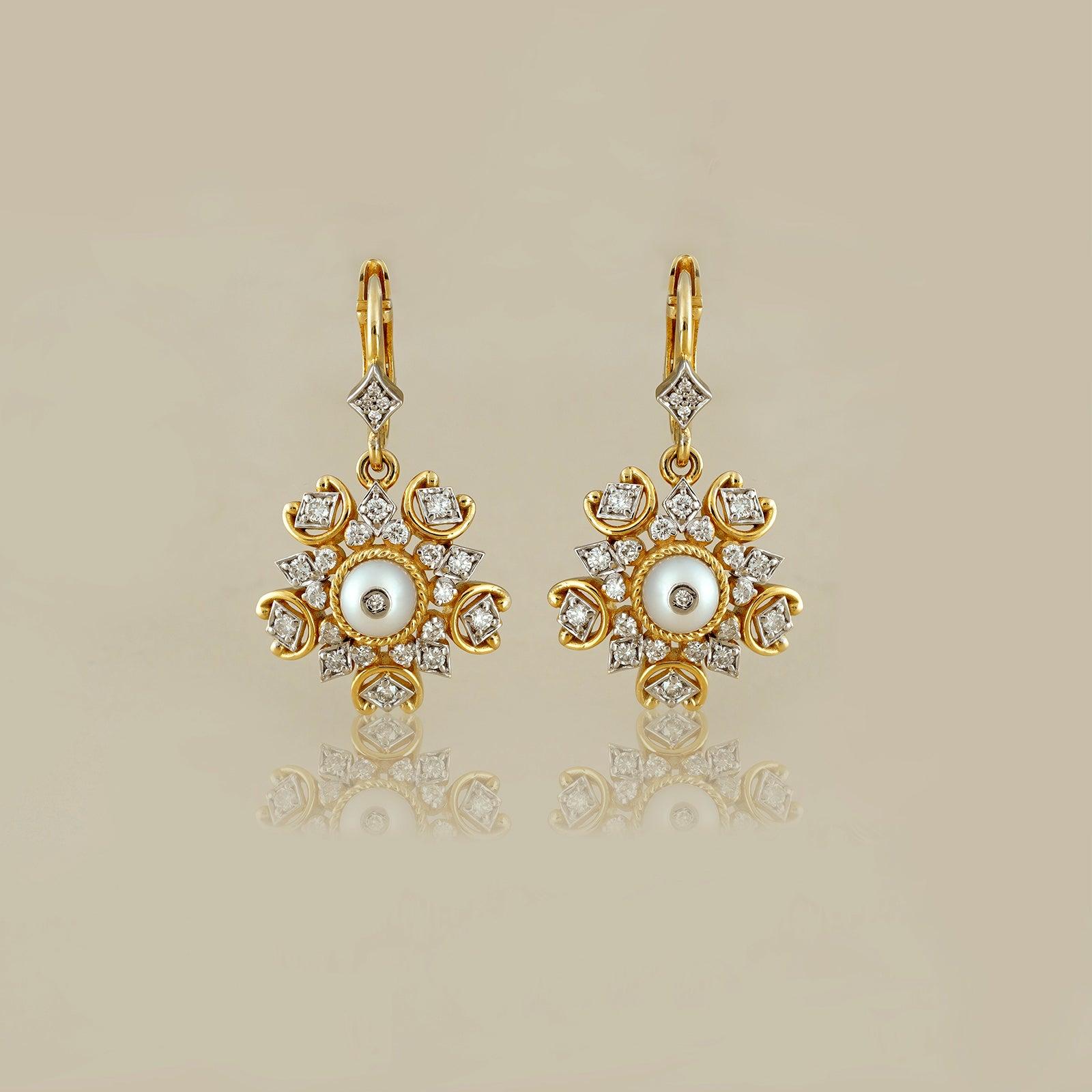 Oro (14K) : 8.50g
Diamanti : (purezza VS e colore H-I) : (taglio brillante) : 1.01ct
Pietra preziosa : Perla coltivata

Non puoi sbagliare con le perle, vero? Simbolo di un romanticismo da sogno, questo orecchino Ira lavorato a mano in oro è un