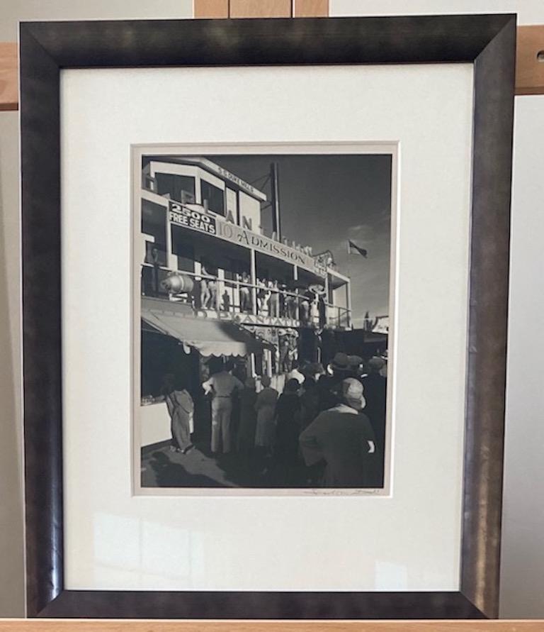 Das Schauboot (Schwarz), Black and White Photograph, von Ira Martin