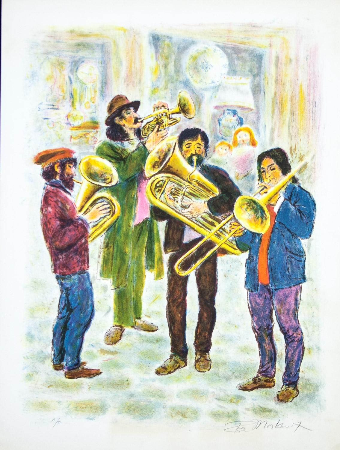      Street Musicians von Ira Moskowitz zeigt vier Musiker, die verschiedene Horn-Instrumente wie Trompeten und Posaunen spielen. Hinter ihnen scheinen einige Kinder aus einem Fenster zu schauen und das Schauspiel zu verfolgen. Die vier Männer