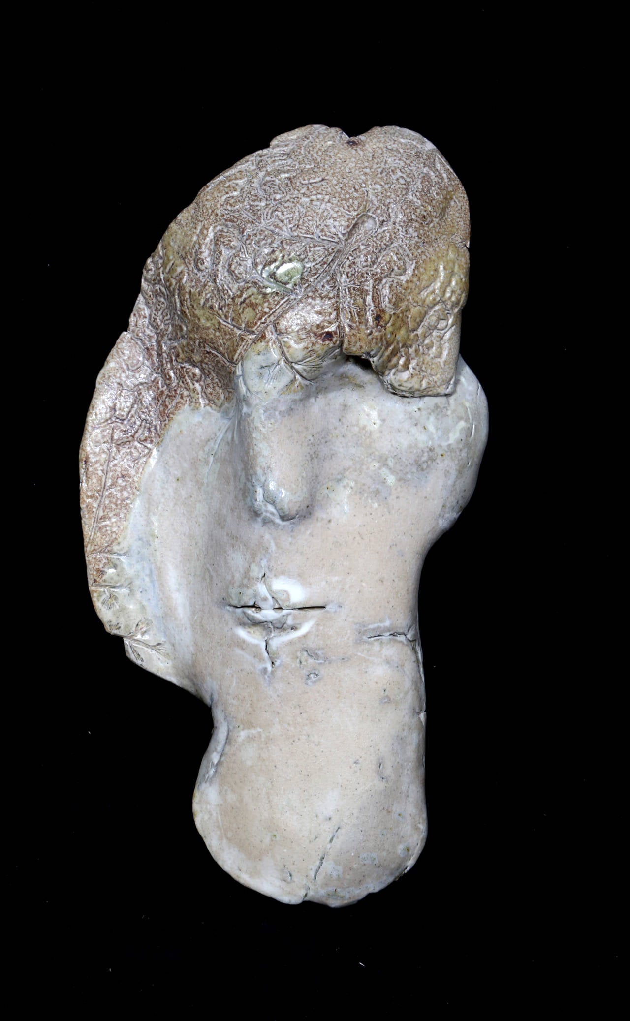 Eine einzigartige Tonmaske des auf Hawaii lebenden Künstlers Ira Ono. 

Künstler: Ira Ono
Jahr: 1982
Medium: Keramik
Größe: 10,5  x 5.5  x 3 in. (26.67  x 13.97  x 7.62 cm)