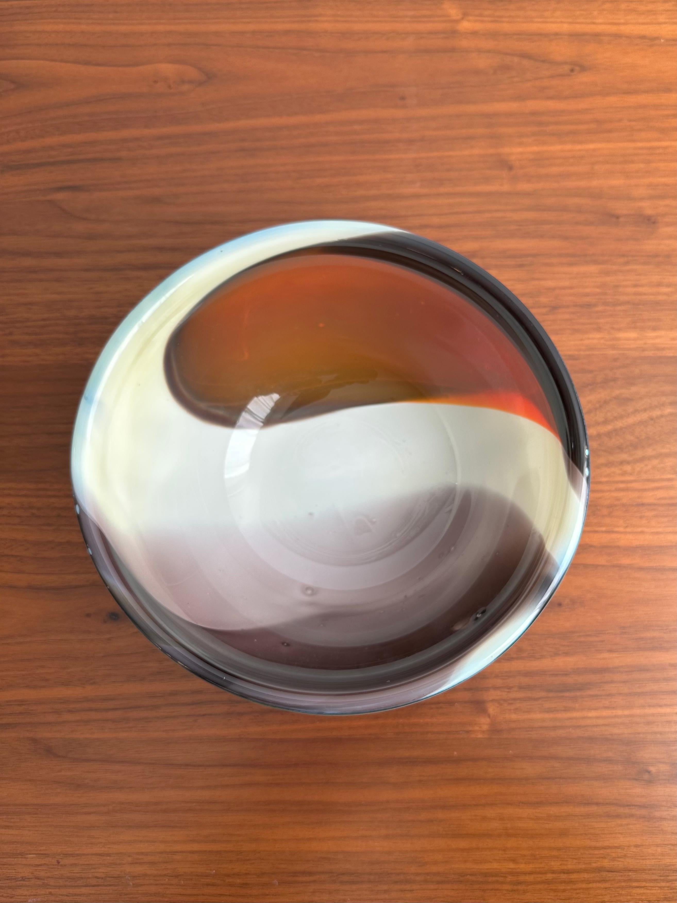 Bol brun, sculpture en verre soufflé à la main d'Ira Sapir en vente 2