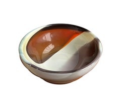 Brown Bowl, mundgeblasene Glasskulptur von Ira Sapir