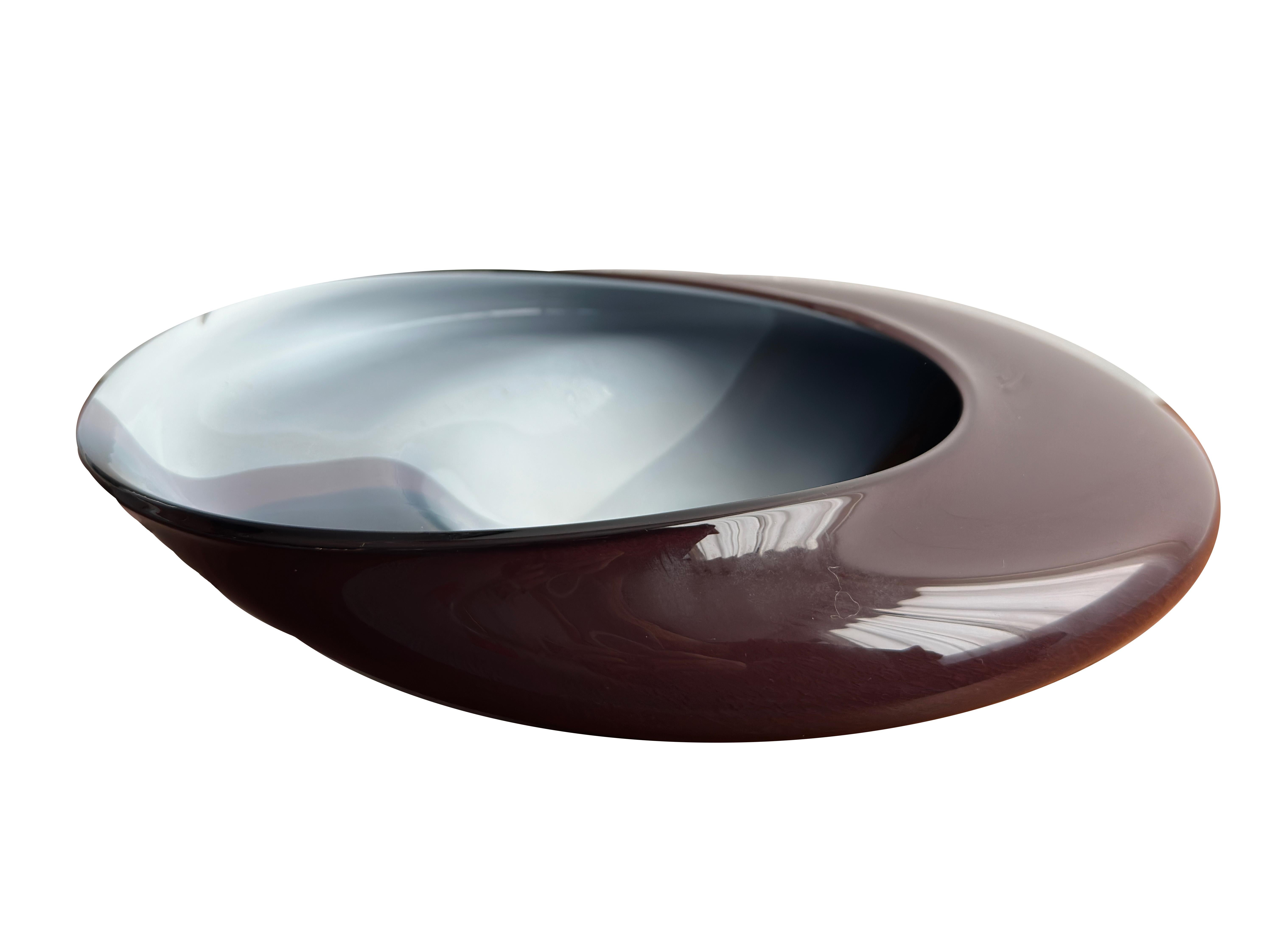 Elliptische Serie
Ira Sapir, Amerikaner (1955)
Handgeblasenes Glas, gewidmet "Diane".
Größe: 4 x 13,5 x 13,5 Zoll (10,16 x 34,29 x 34,29 cm)