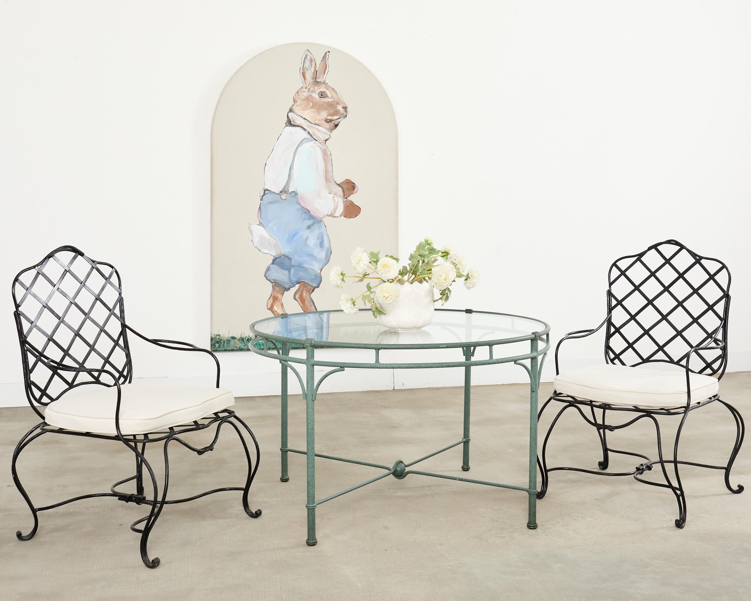Grande peinture fantaisiste à l'huile et à l'acrylique sur toile représentant un grand lièvre ou lapin en salopette bleue par Ira Yeager (américain 1938-2022). Le cadre en toile de bois a un sommet arqué gracieusement courbé. Le lapin se tient sur