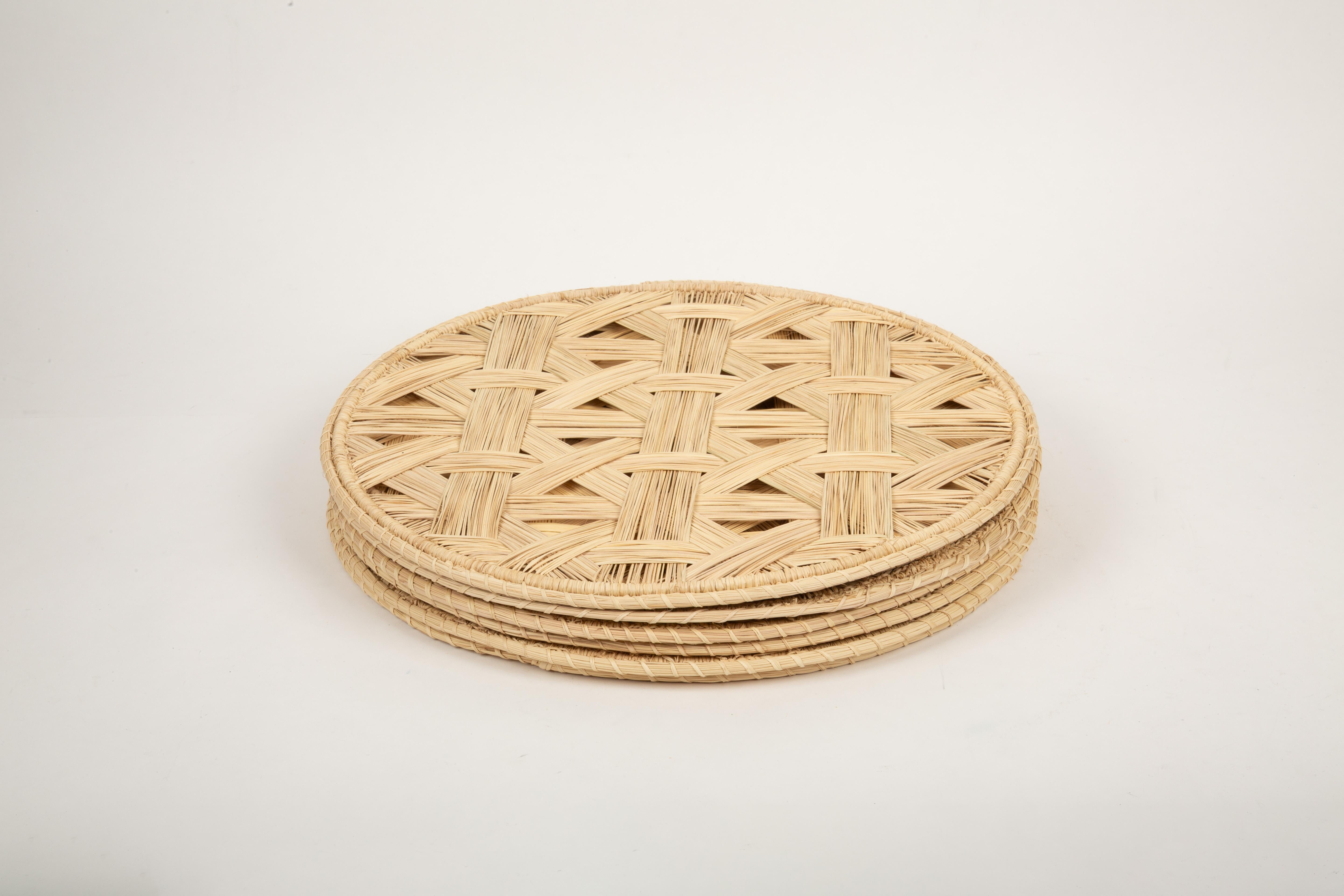 Iraca fibre Lattice placemat handmade in Colombia:

Diameter measures: 15