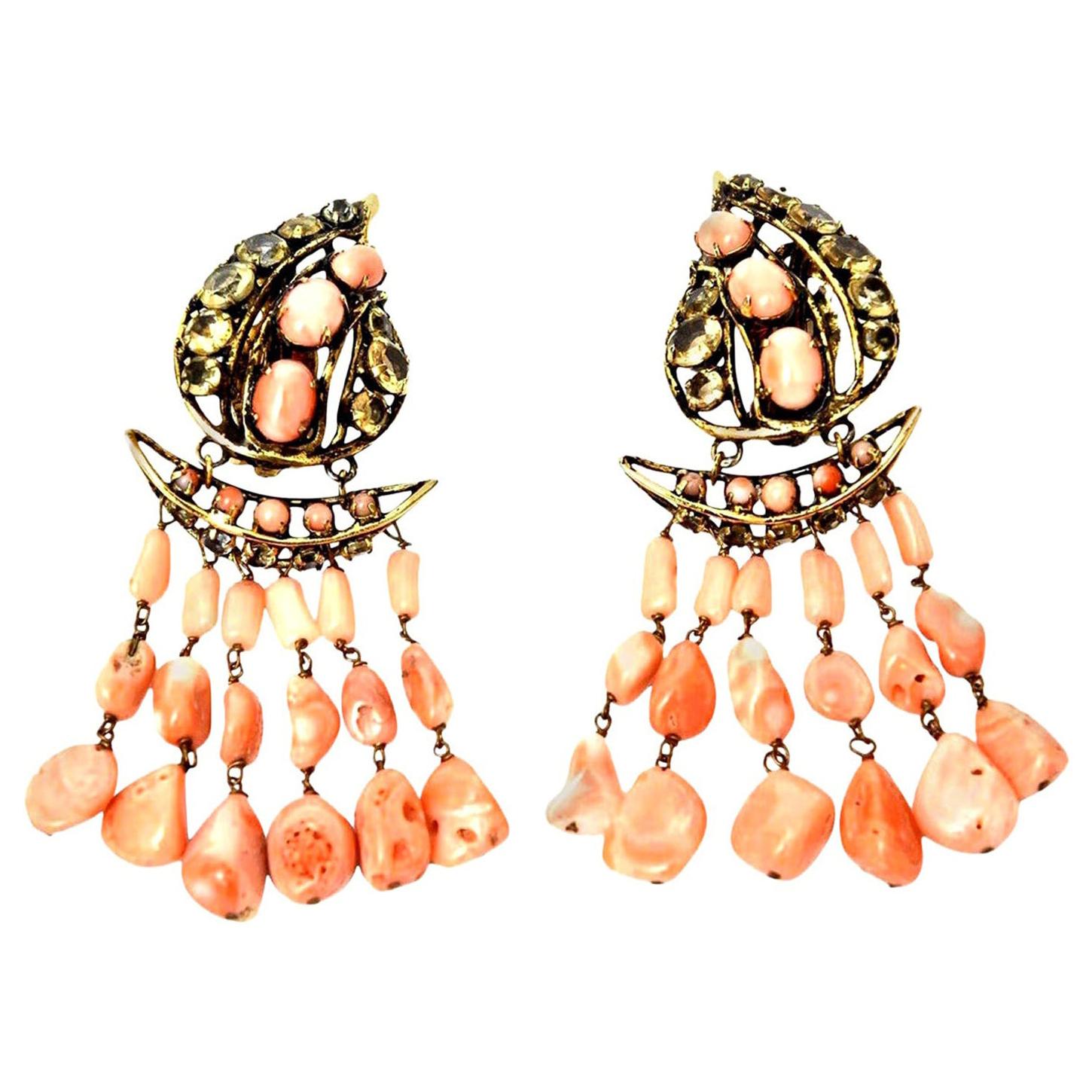 Cette superbe paire de boucles d'oreilles à clip en corail, citrine et pierres précieuses signée Iradj Moini est absolument fabuleuse. Le laiton est doré pour donner un aspect ancien. Il y a 6 brins de  Chaque boucle d'oreille est ornée d'un ange