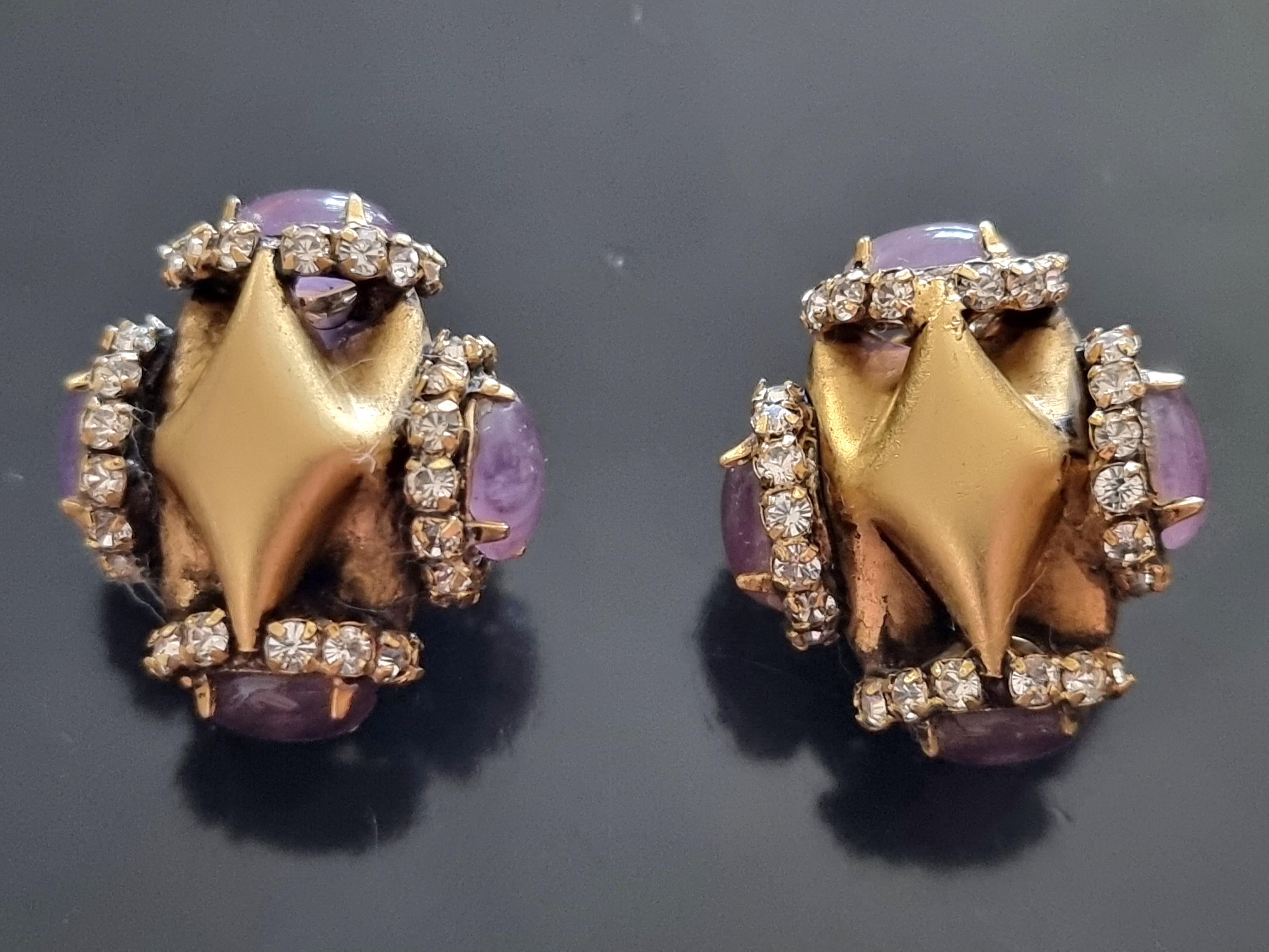 Magnificent Clip-on EARRINGS,
90s vintage,
golden metal, glass cabochons, rhinestones,
height 3 cm, width 2.7 cm, weight 1 x 12 g,
exceptional quality work,
good condition, cleaning to be planned to give them a little more shine.

Iradj Moini has