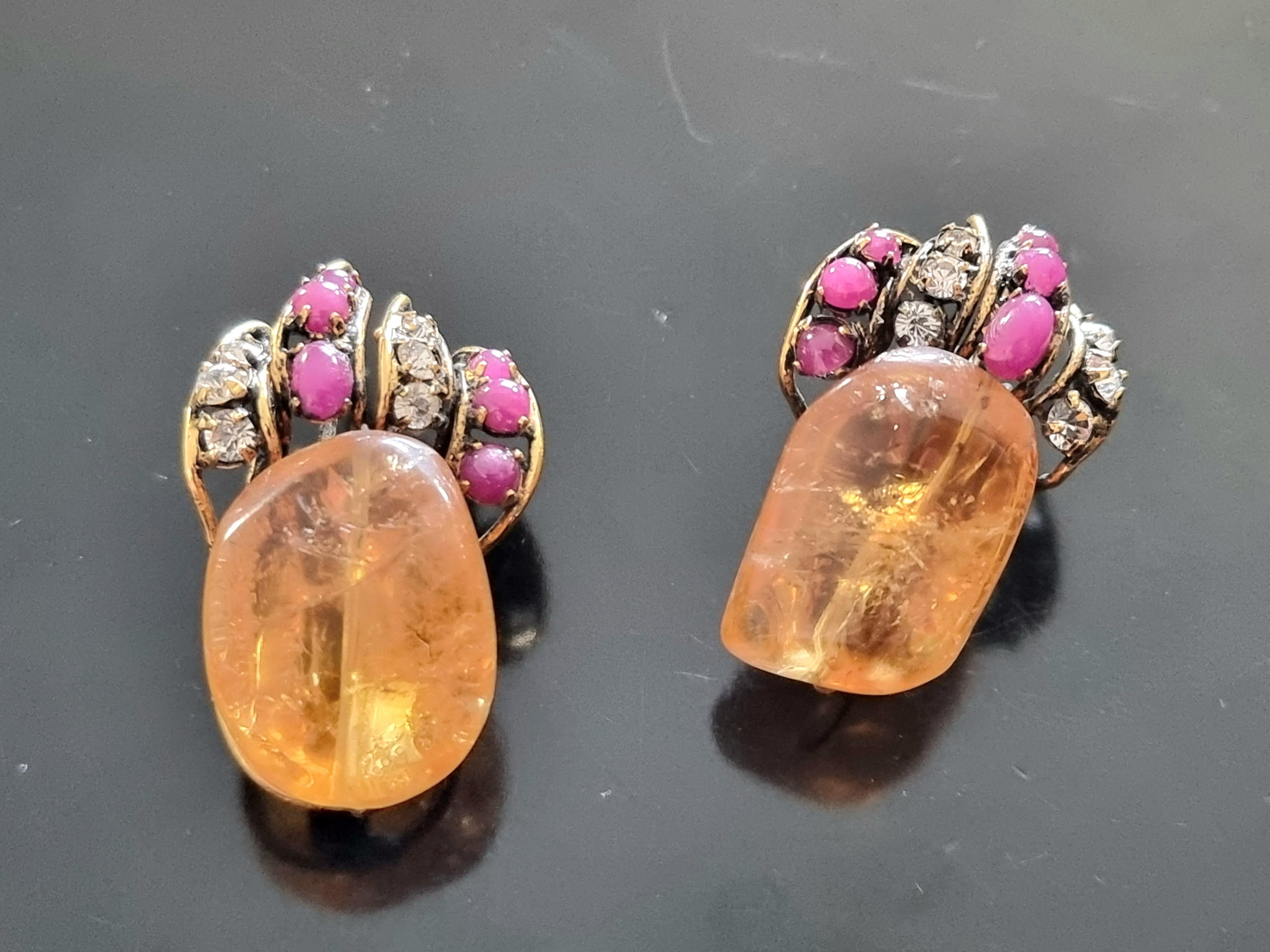 Magnificent Clip-on EARRINGS,
90s vintage,
golden metal, glass cabochons, rhinestones,
height 4,3 cm, width 2.3 cm, weight 1 x 13 g,
exceptional quality work,
good condition, some micro cracks on the orange stones.

Iradj Moini has been creating