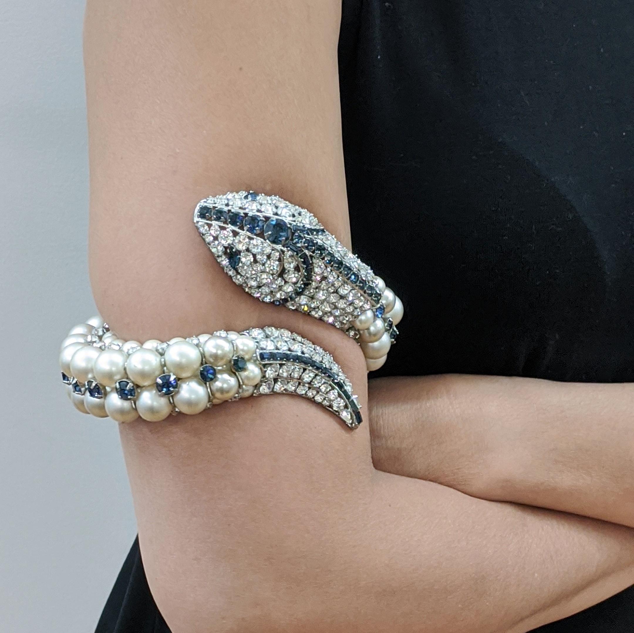 Seltener großer IRADJ MOINI Snake Armreif mit simulierten Perlen und Swarovski-Kristallen, saphirblau und klaren Strasssteinen
Die Schlange ist in silberfarbenem Metall gefasst und lässt sich um den Oberarm oder das Handgelenk wickeln.

Ungefähre