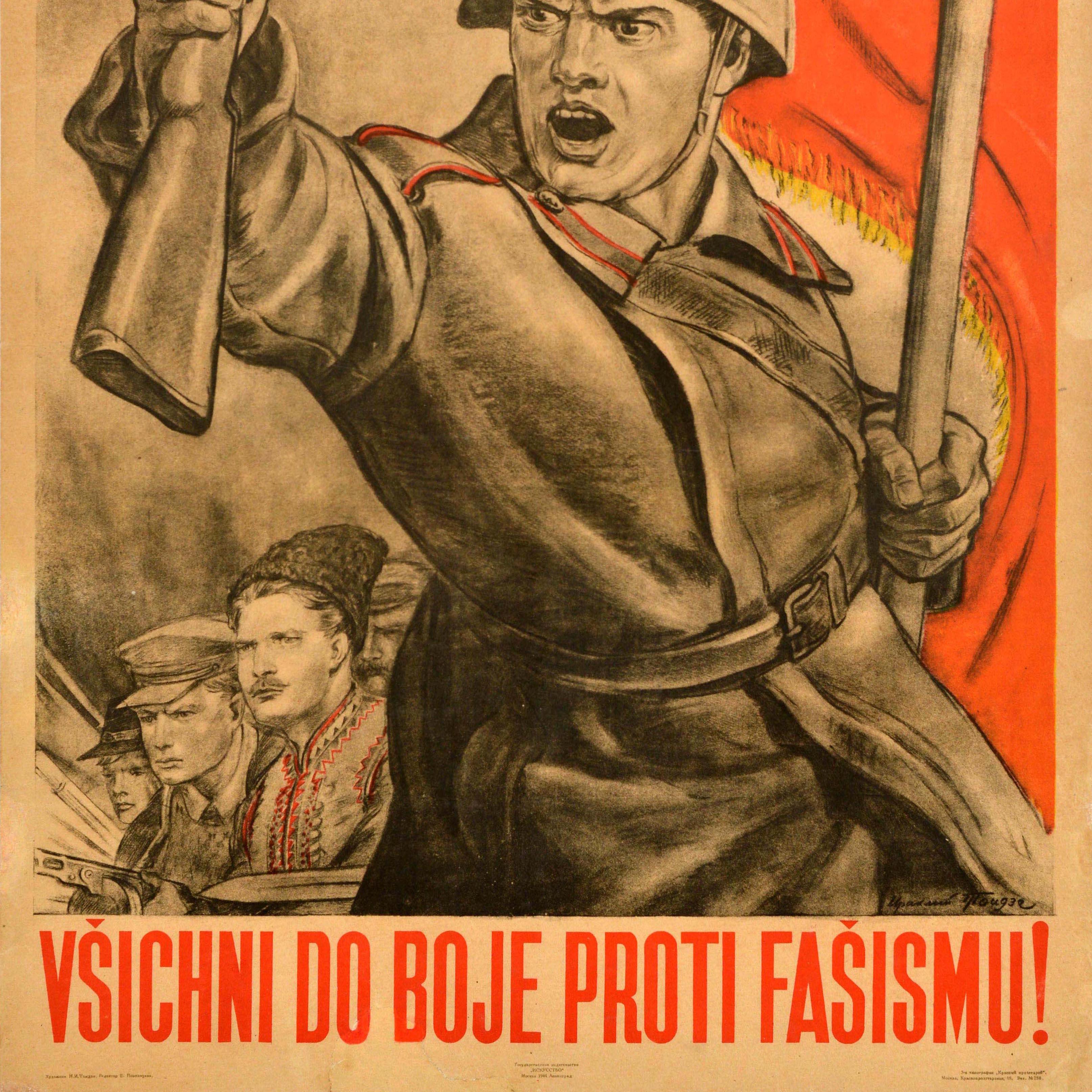 Poster originale di propaganda sovietica d'epoca - Vsichni do boje proti Fasismu! Unitevi tutti alla lotta contro il fascismo - con un'illustrazione dinamica di un soldato in uniforme con una stella rossa dell'URSS sull'elmetto che si sporge in