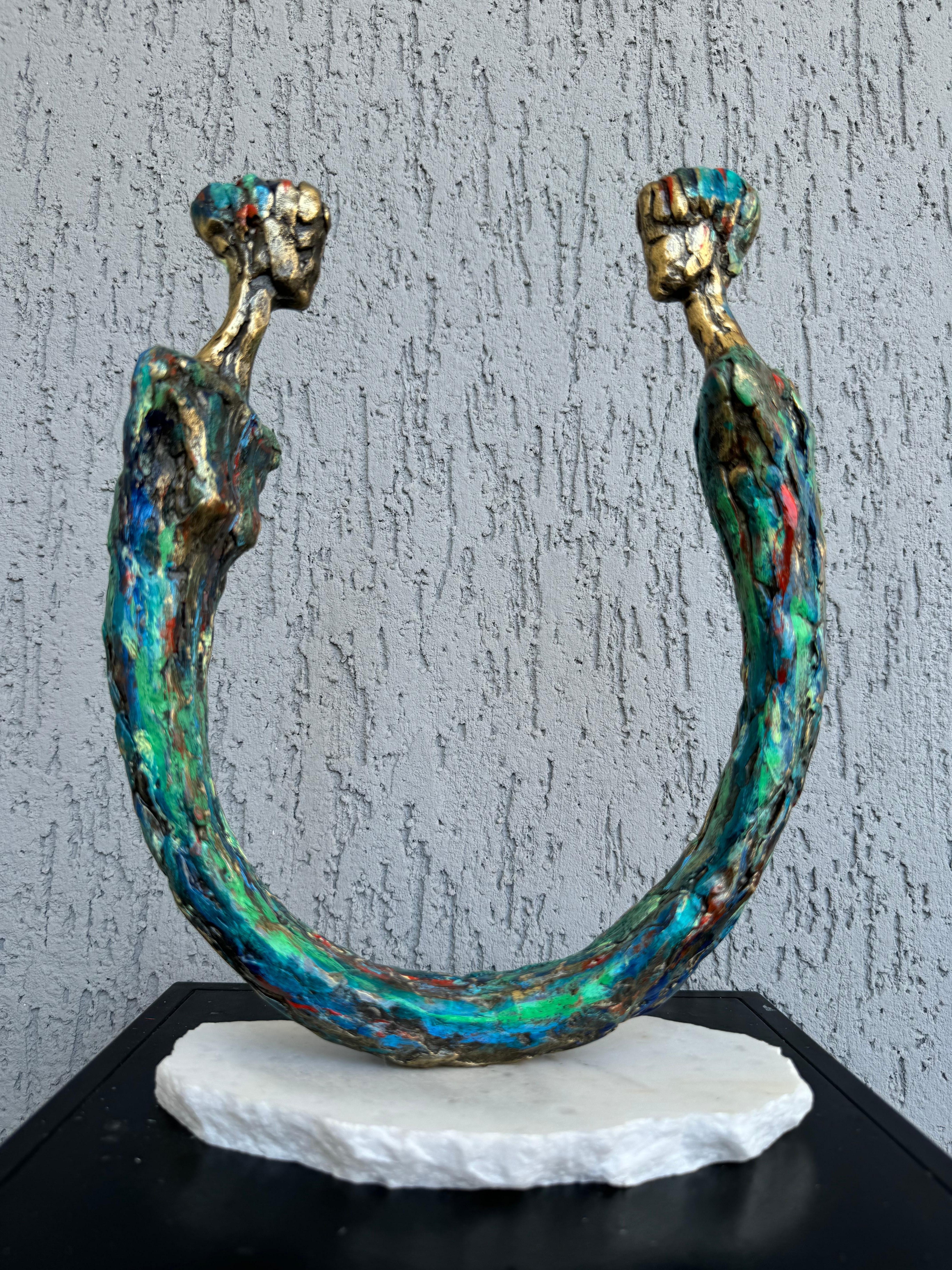 Bronze und Marmor  

Irakli Tsuladze ist ein 1973 geborener georgischer Bildhauer, der in Tiflis, Georgien, lebt und arbeitet. Seine Skulpturen stellen eine eigentümliche Einheit von Substanz und Emotionen dar, bei der der Ausdruck von Gefühlen die