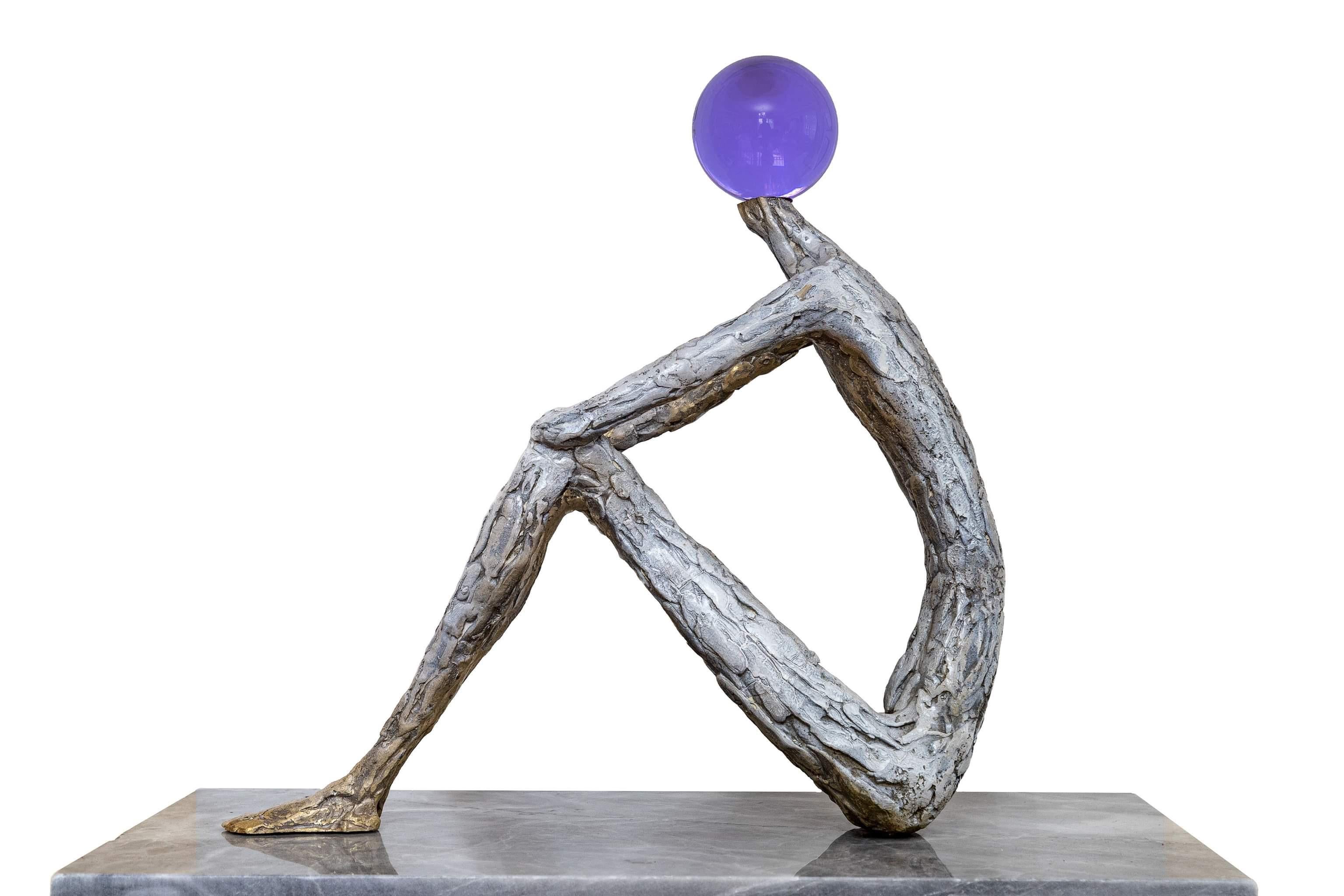 Bronze, verre et marbre

Irakli Tsuladze est un sculpteur géorgien né en 1973 qui vit et travaille à Tbilissi, en Géorgie. Ses sculptures présentent une unité particulière de substance et d'émotions, où l'expression des sentiments gouverne la forme.