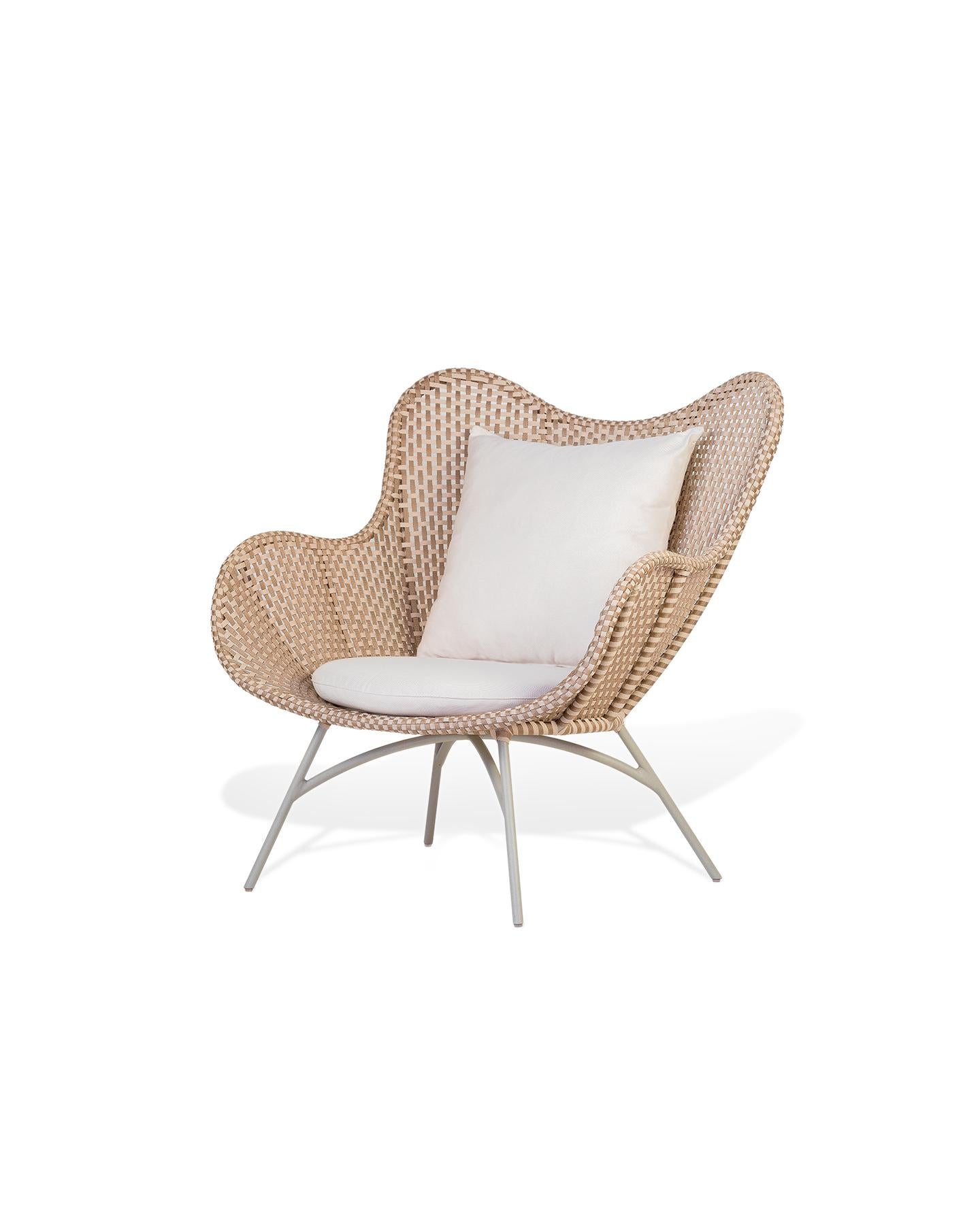 { contemporary freshness } The sophistication transits between the sinuosity of the organic lines and the minutiae of the handcrafted weave. Elements of the Irani Armchair that evoke contemporary freshness for the decor that overflows with