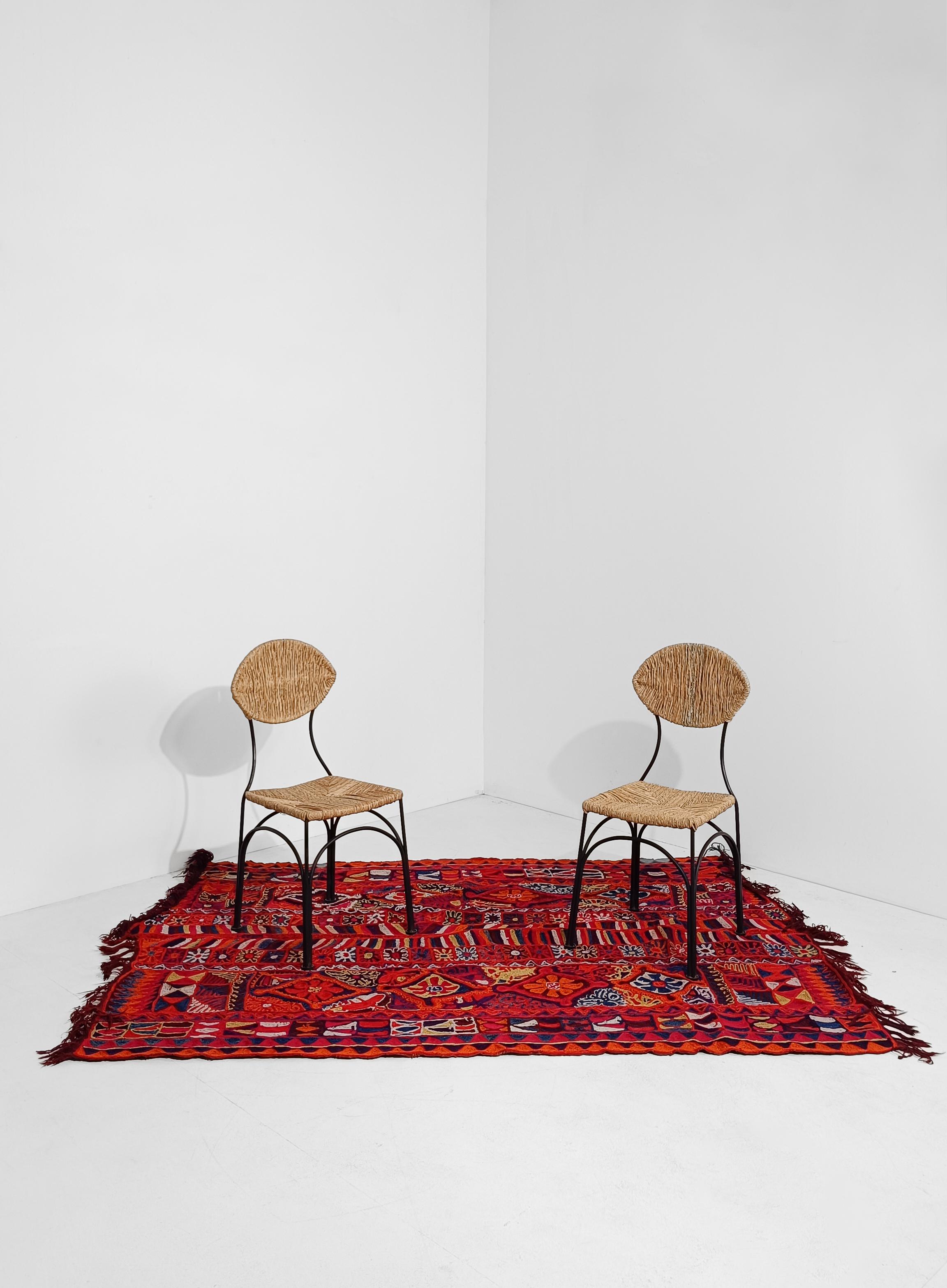 We offer for sale an item that holds charm in every knot and every embroidery that composes it.
Coming from Southern Iraq, this item was born with the function of being a Wedding Blanket, as can be understood from the stitching and the embroidery in