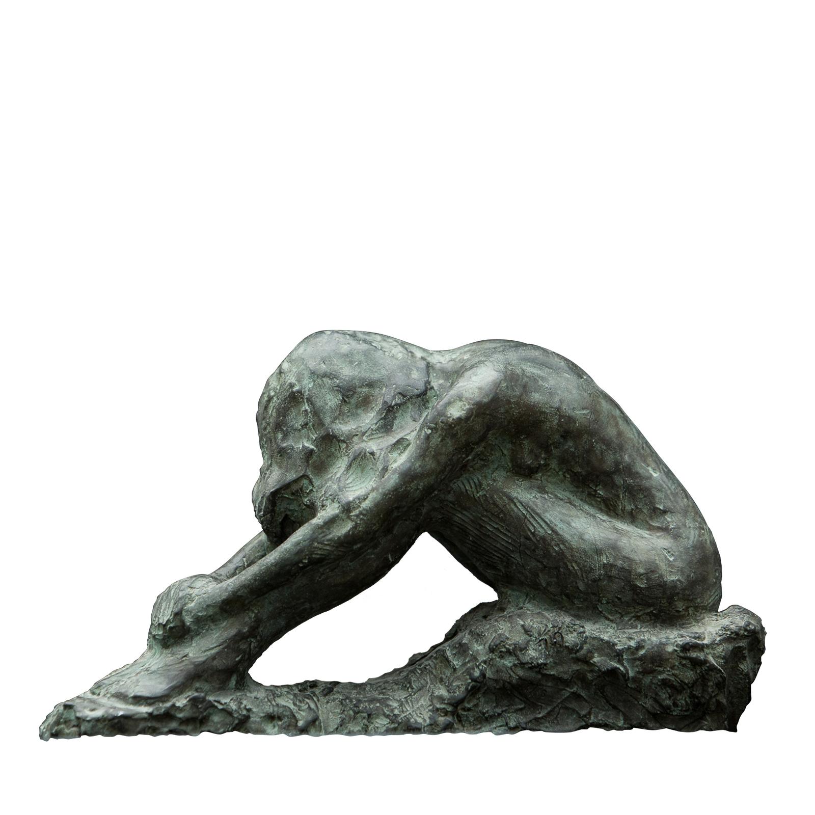 Bei dieser Bronzeskulptur handelt es sich um ein Original, das 2004 von Raffaello Romanelli geschaffen wurde und dessen Ziel es war, durch die Haltung des Körpers einen Moment der inneren Einkehr darzustellen. Für das Werk verwendete Raffaello