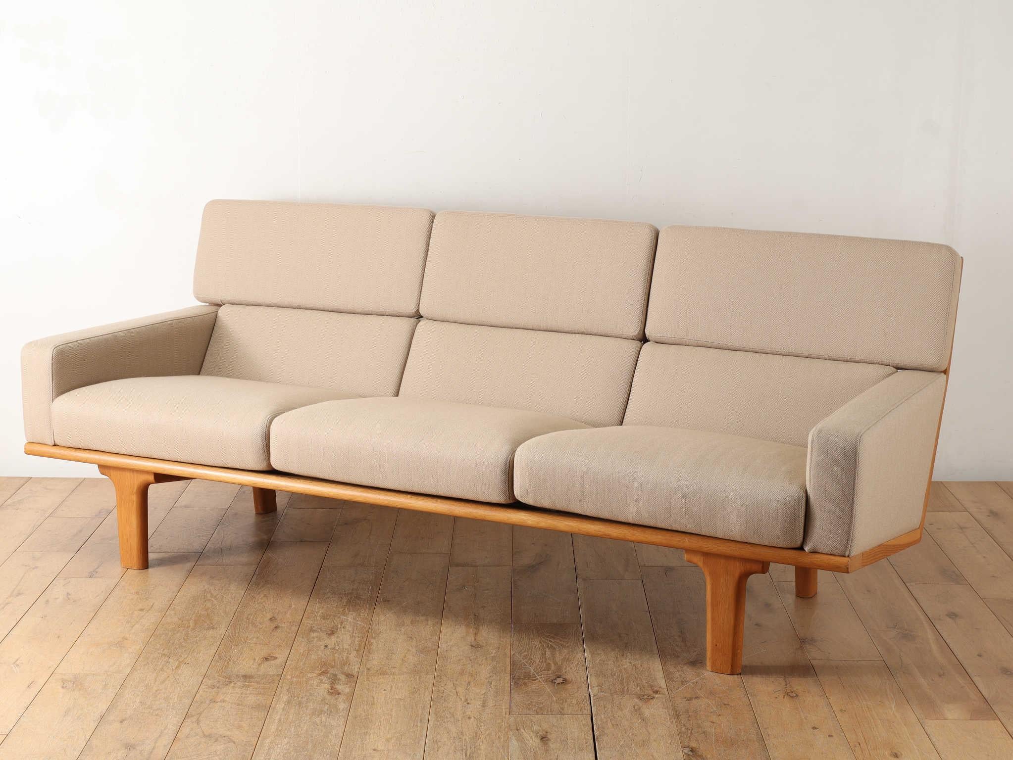 Sofá fabricado por Ire Mobler, fundada en 1939 en Skillingaryd, Småland, al sur de Suecia.Sofás de diseño Ire de Suecia, con contornos moldeados en roble y telas que combinan a la perfección.La marca da mucha importancia a la calidad y combina