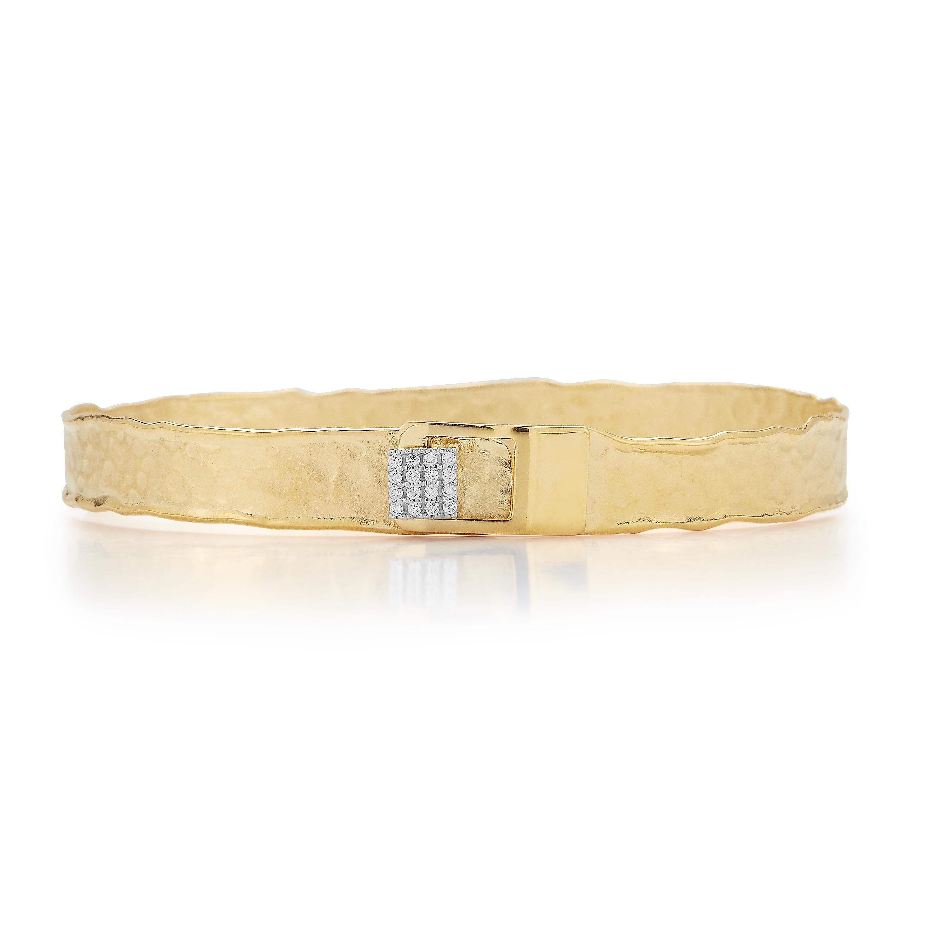 bracelet en or jaune 14 carats, fabriqué à la main, avec un fermoir à charnière en diamant de 8 mm, mat et fini au marteau, agrémenté de 0,10 carat de diamants sertis en pavé.

