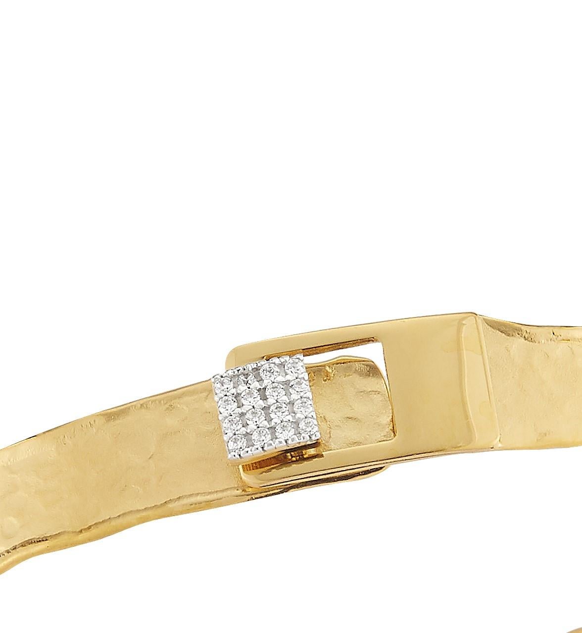 Handgefertigtes gehämmertes Manschettenarmband aus Gelbgold mit Scharnierverschluss (Rundschliff) im Angebot