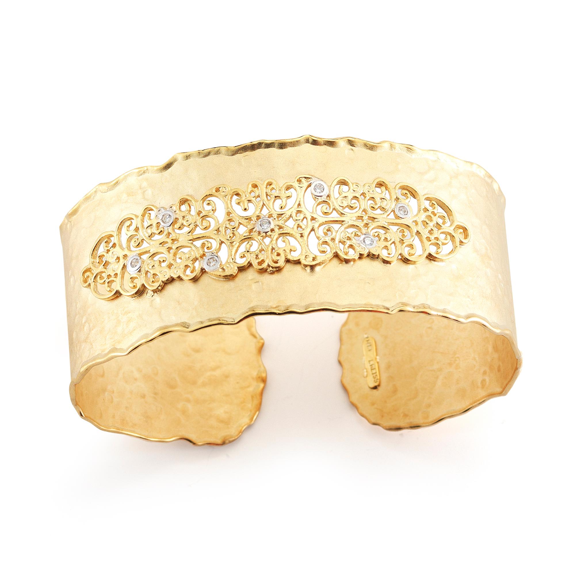 Bracelet manchette en or jaune 14 carats avec finition en filigrane mat et martelé, orné de 0,14 carats de diamants sertis sur un chaton.
