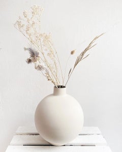 Vaso nero in ceramica Irena di Malwina Konopacka