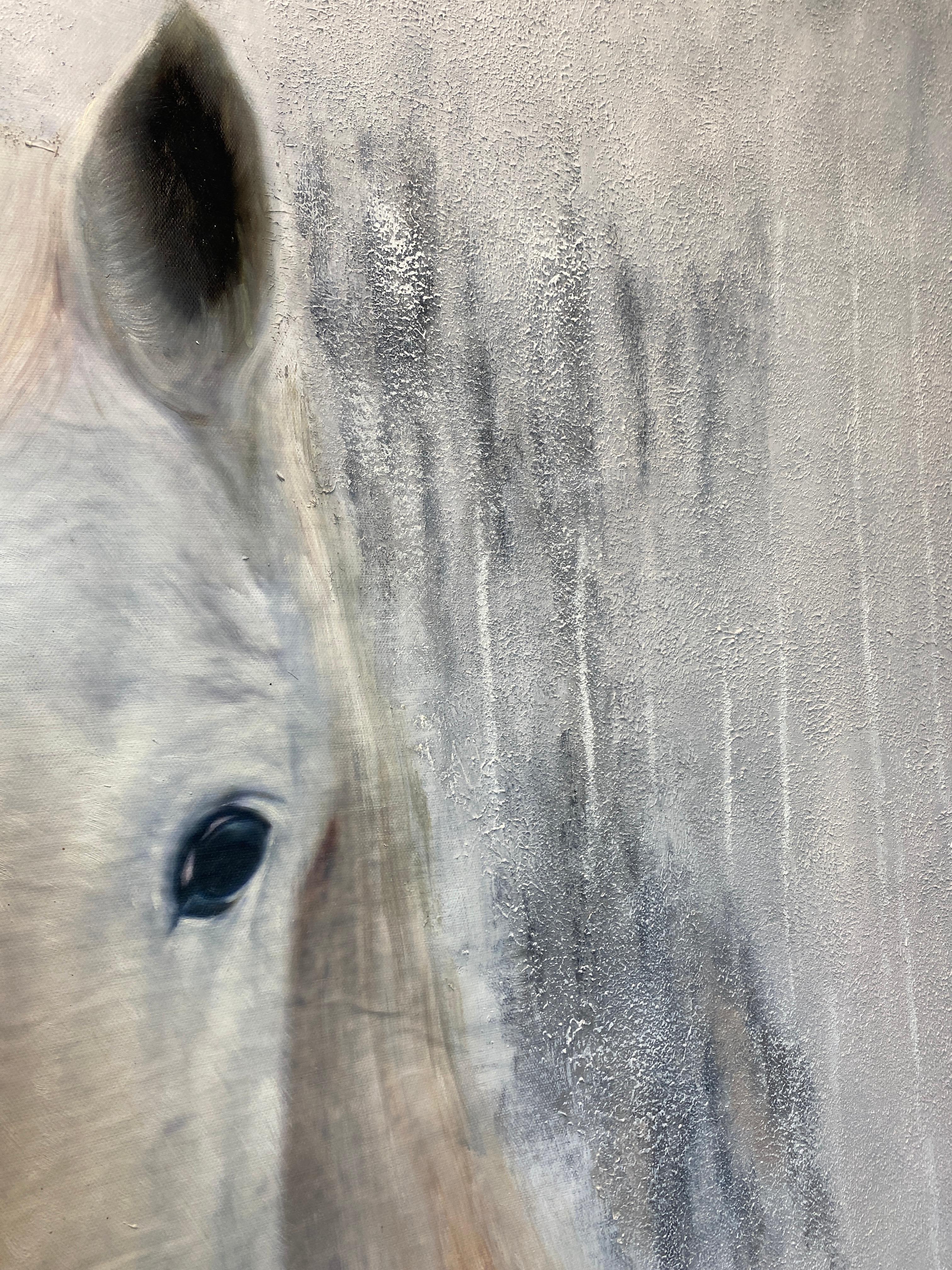 Weißes Westernpferd Ölgemälde auf Leinwand 50Hx72W Pferdeportrait Kunst (Grau), Animal Painting, von Irena Orlov