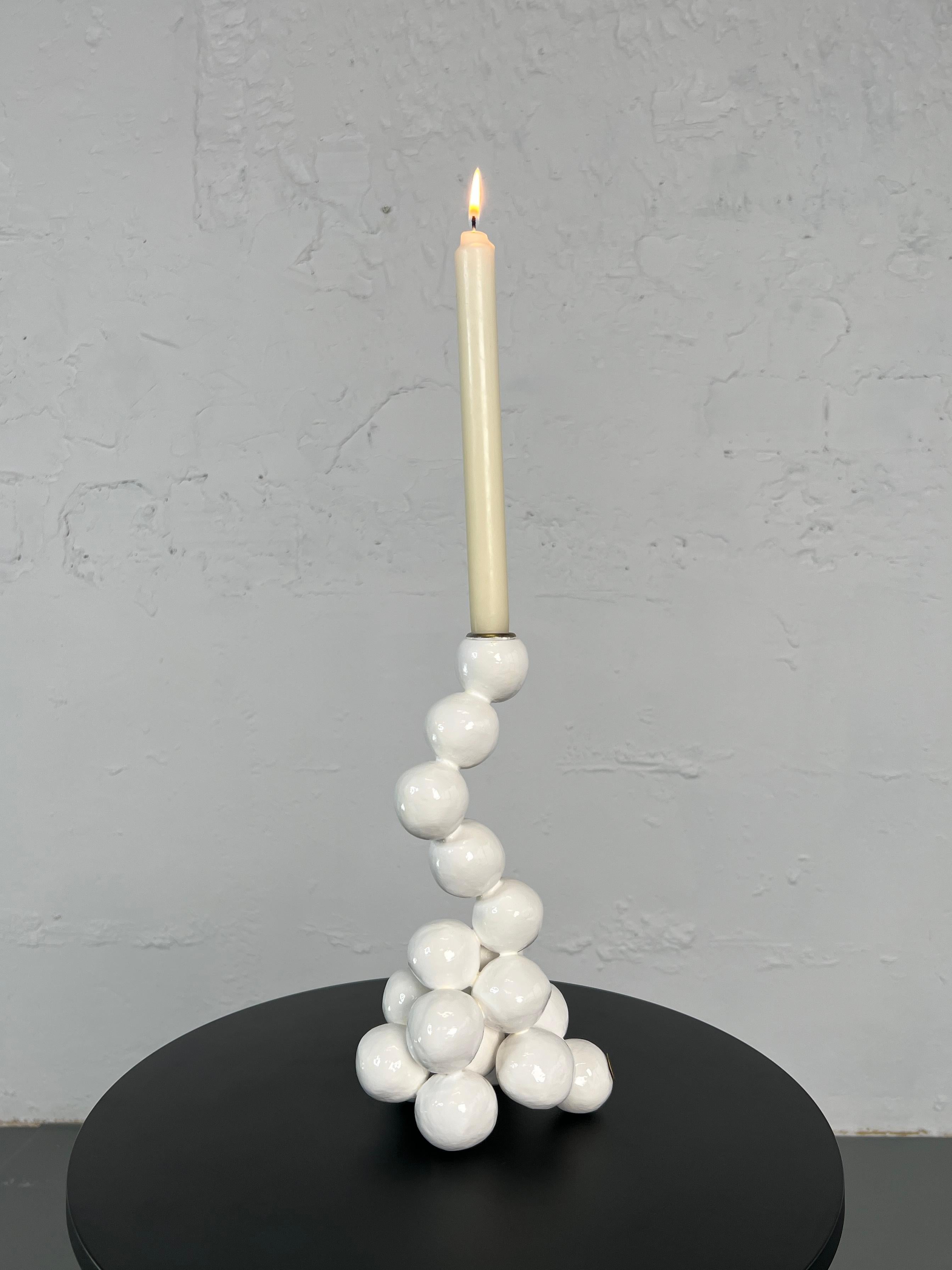 IRENA TONE Abstract Sculpture – Arty Weißer Kerzenständer "Perlen" für 1 Kerze Kugel Original-Skulptur