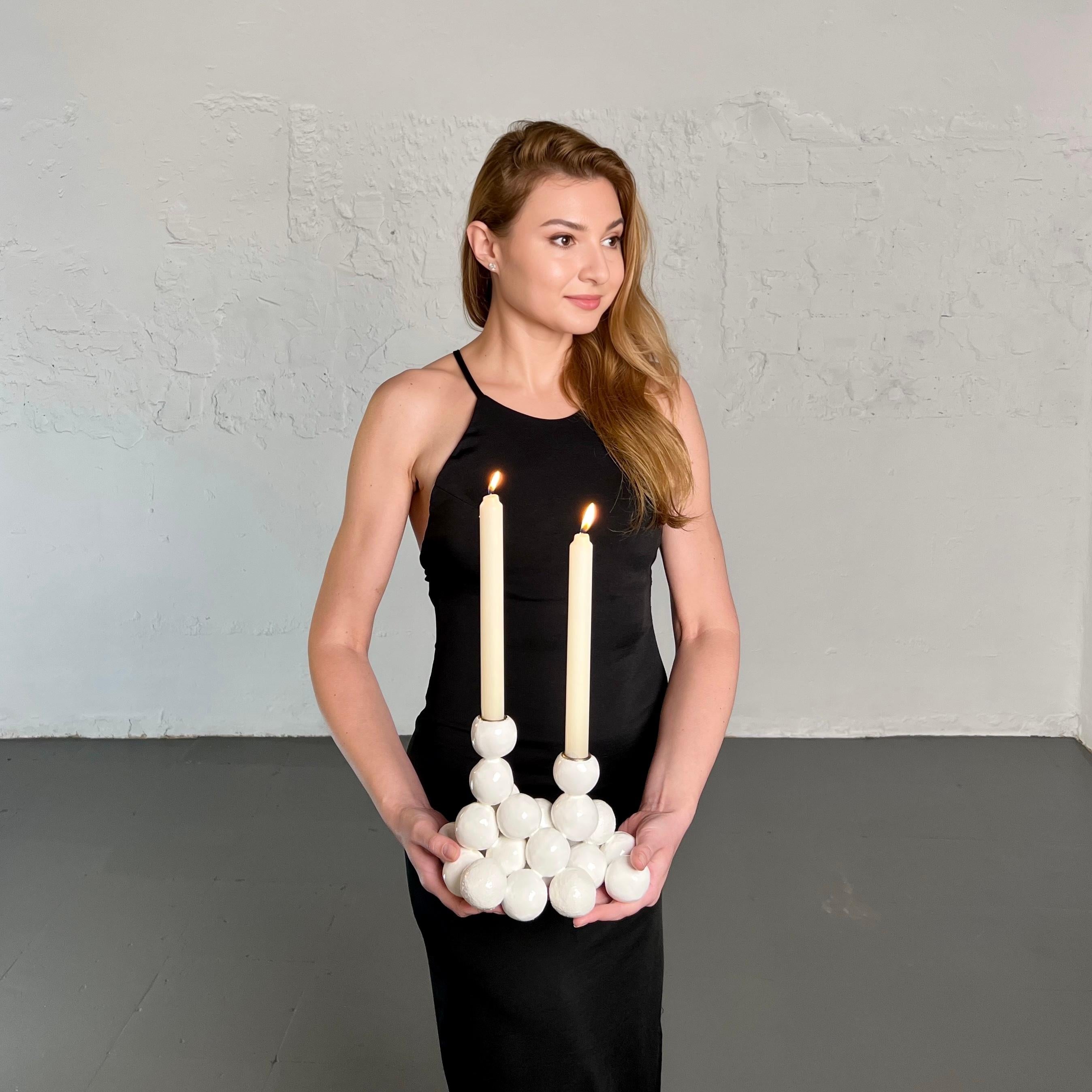 Arty Weißer Kerzenhalter „Textures Pearls“ für 2 Kerzenkugel, Original-Skulptur – Sculpture von IRENA TONE