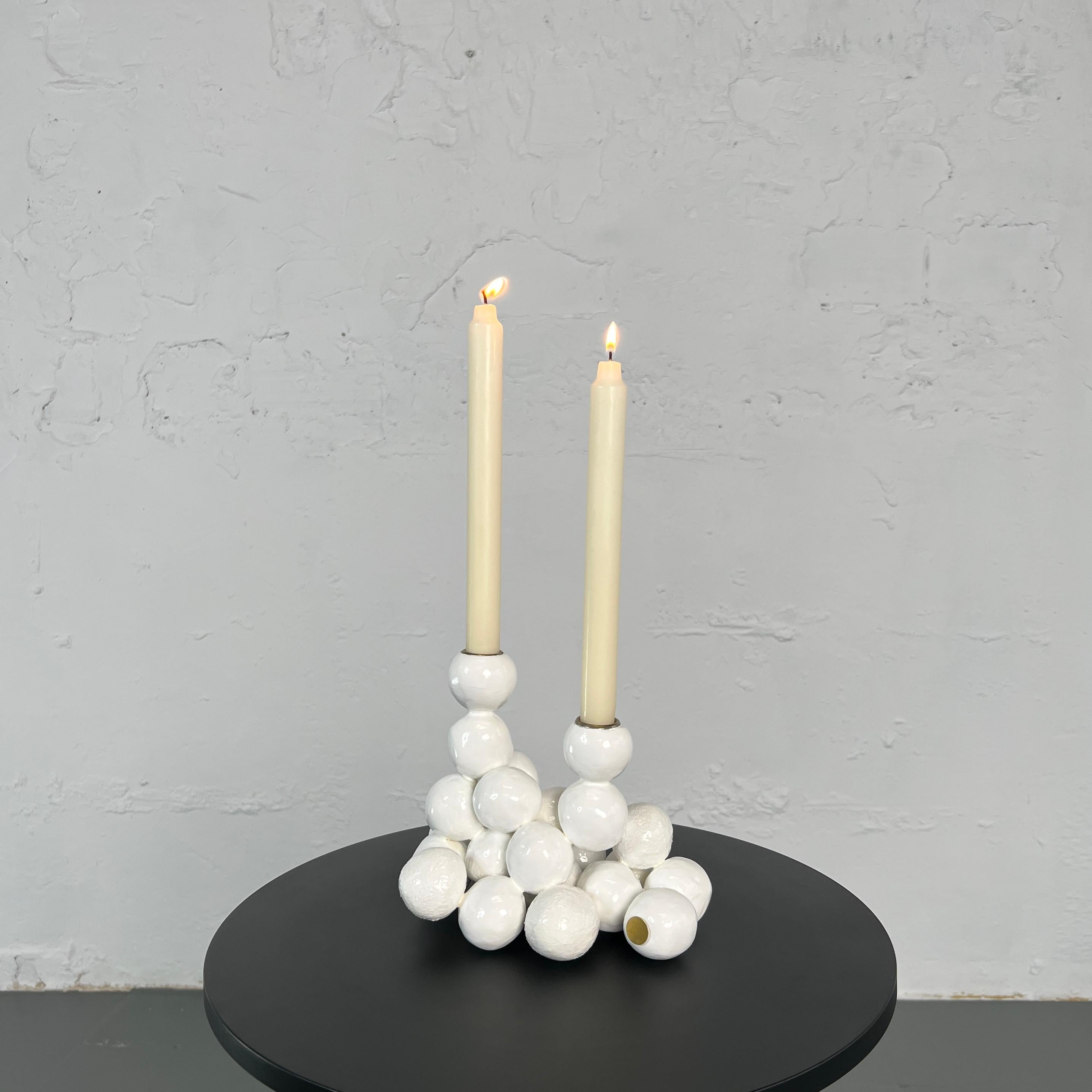 Arty Weißer Kerzenhalter „Textures Pearls“ für 2 Kerzenkugel, Original-Skulptur im Angebot 1