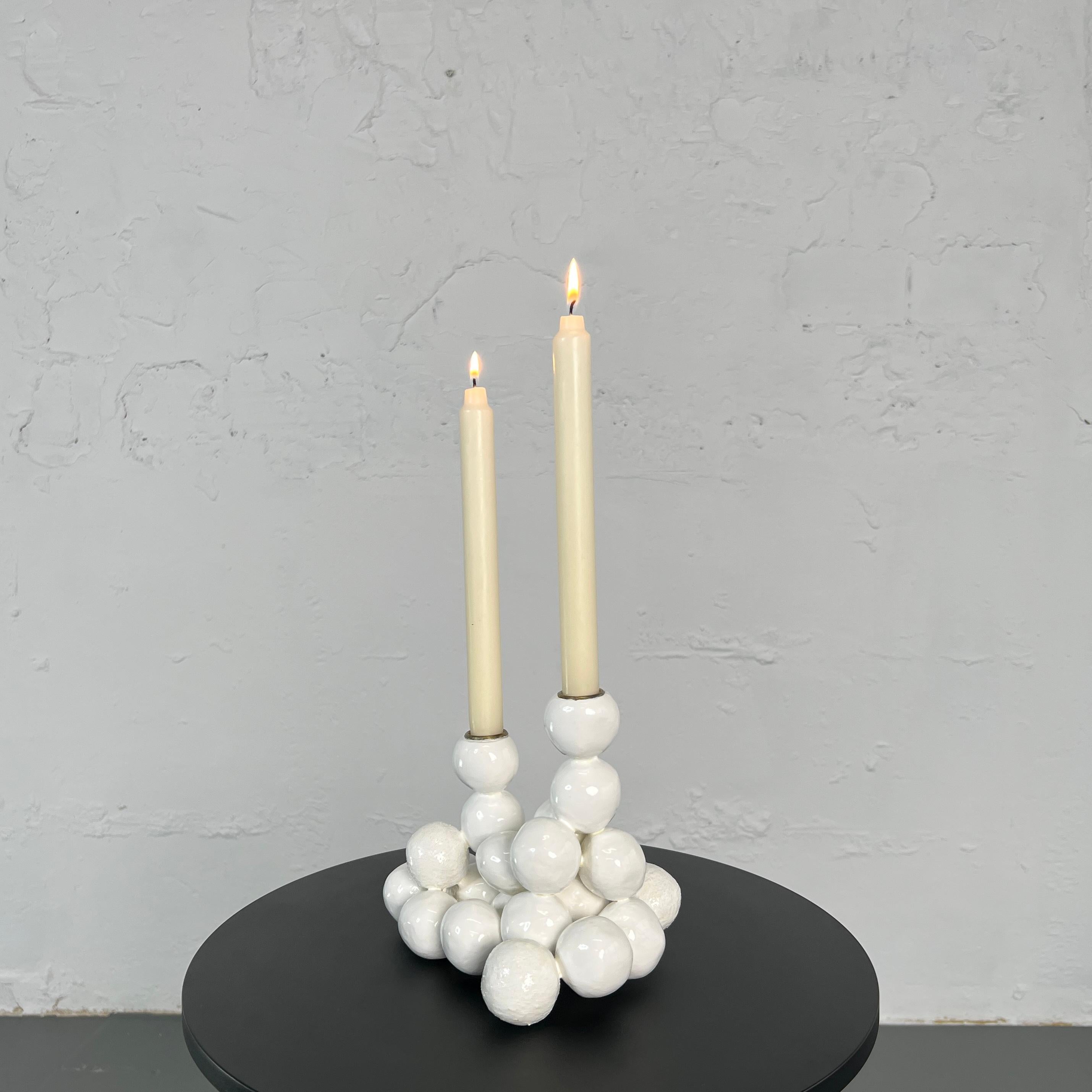 Arty Weißer Kerzenhalter „Textures Pearls“ für 2 Kerzenkugel, Original-Skulptur im Angebot 3