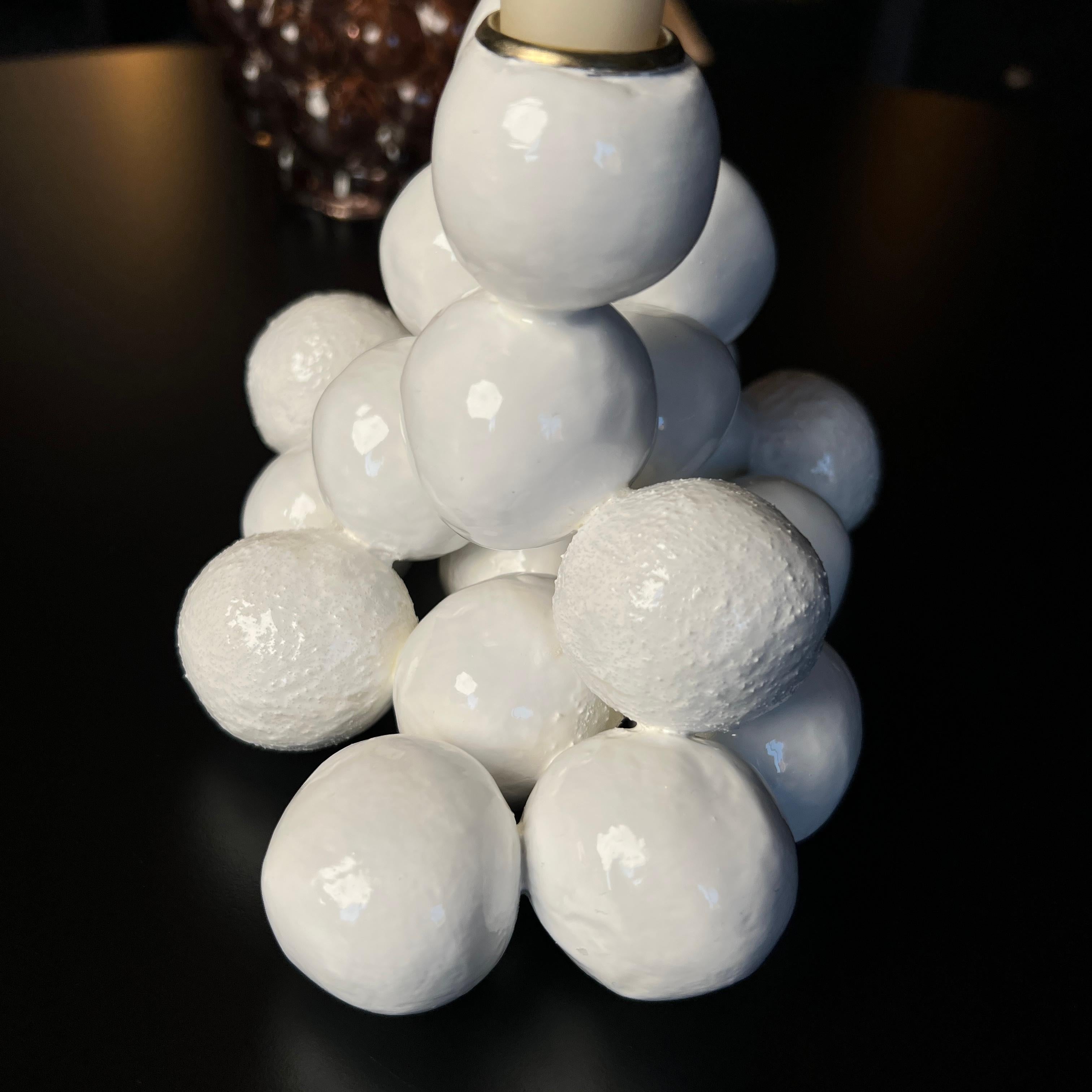 Arty Weißer Kerzenhalter „Textures Pearls“ für 2 Kerzenkugel, Original-Skulptur im Angebot 9