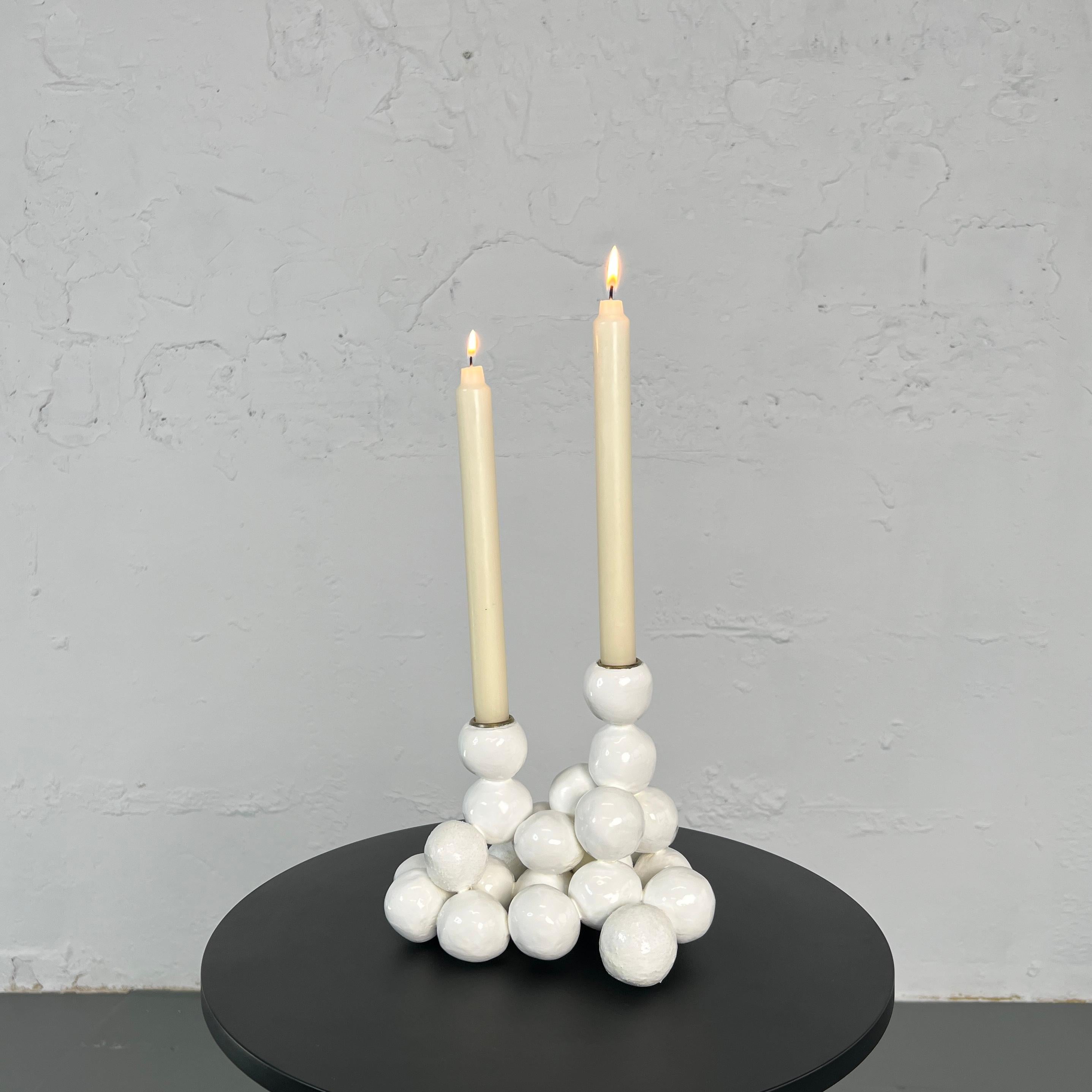 Arty Weißer Kerzenhalter „Textures Pearls“ für 2 Kerzenkugel, Original-Skulptur im Angebot 4