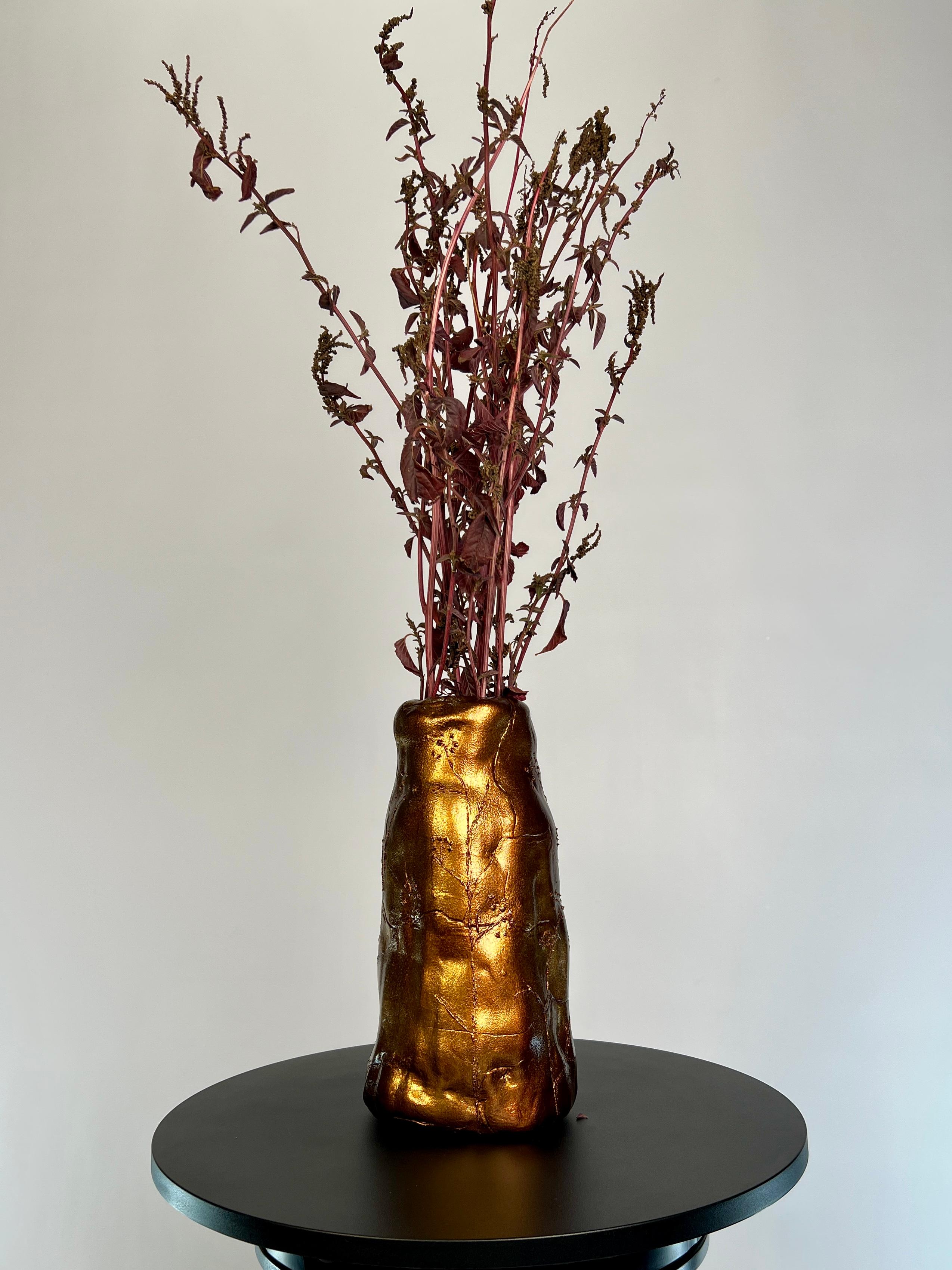 „Wild field Flowers“ Dunkle Bronzevase mit geknitterter Vase – Sculpture von IRENA TONE