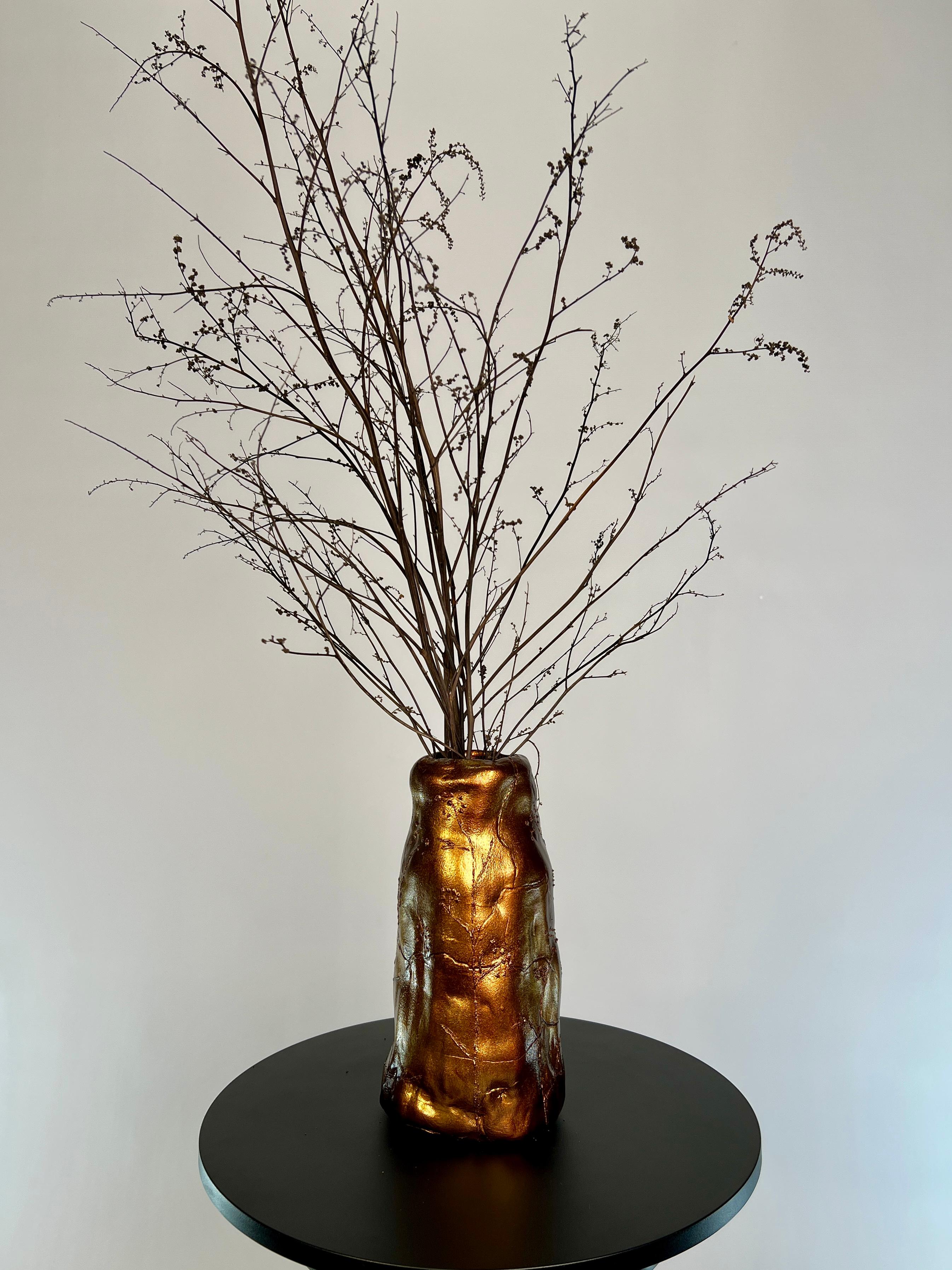 „Wild field Flowers“ Dunkle Bronzevase mit geknitterter Vase (Abstrakt), Sculpture, von IRENA TONE