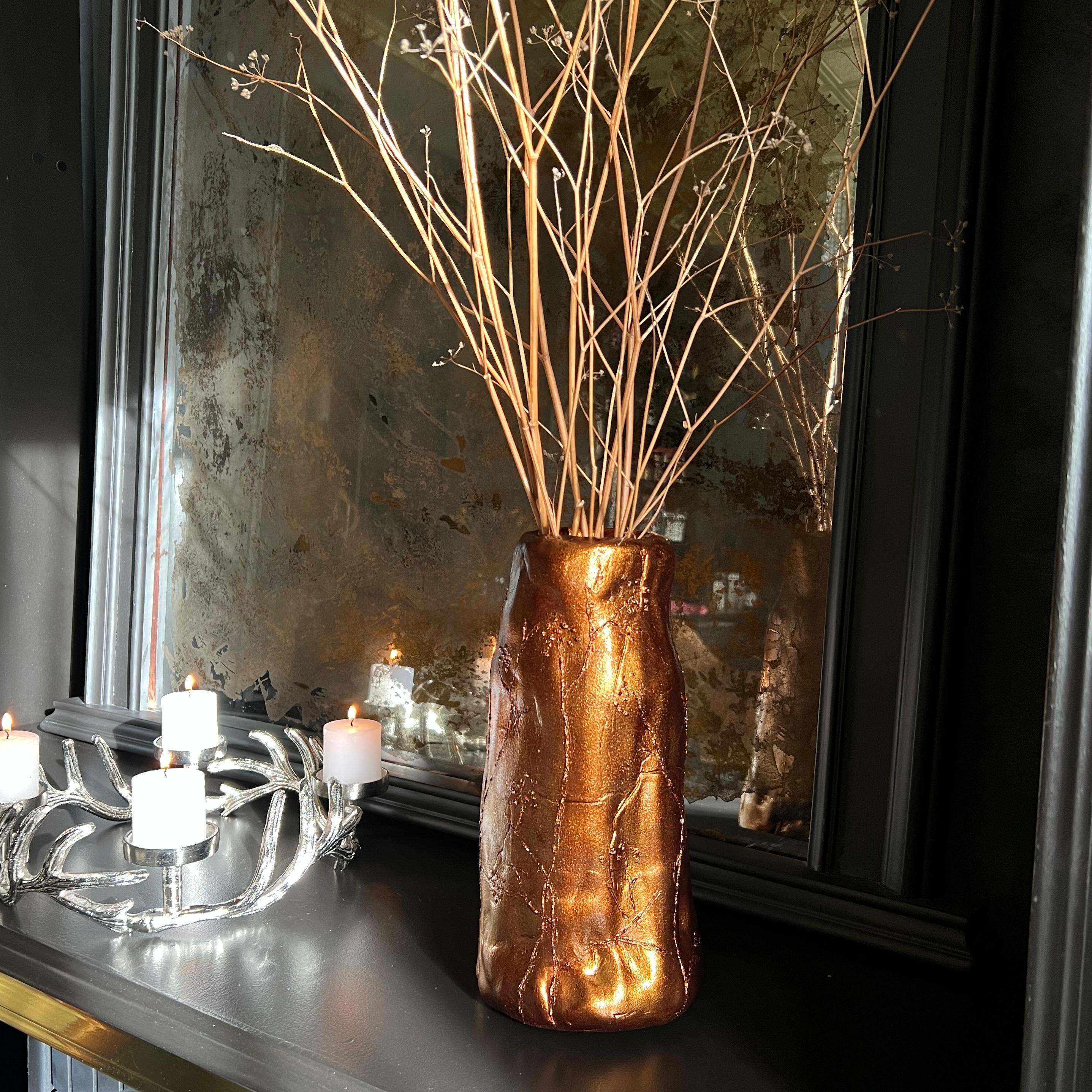 „Wild field Flowers“ Dunkle Bronzevase mit geknitterter Vase im Angebot 6