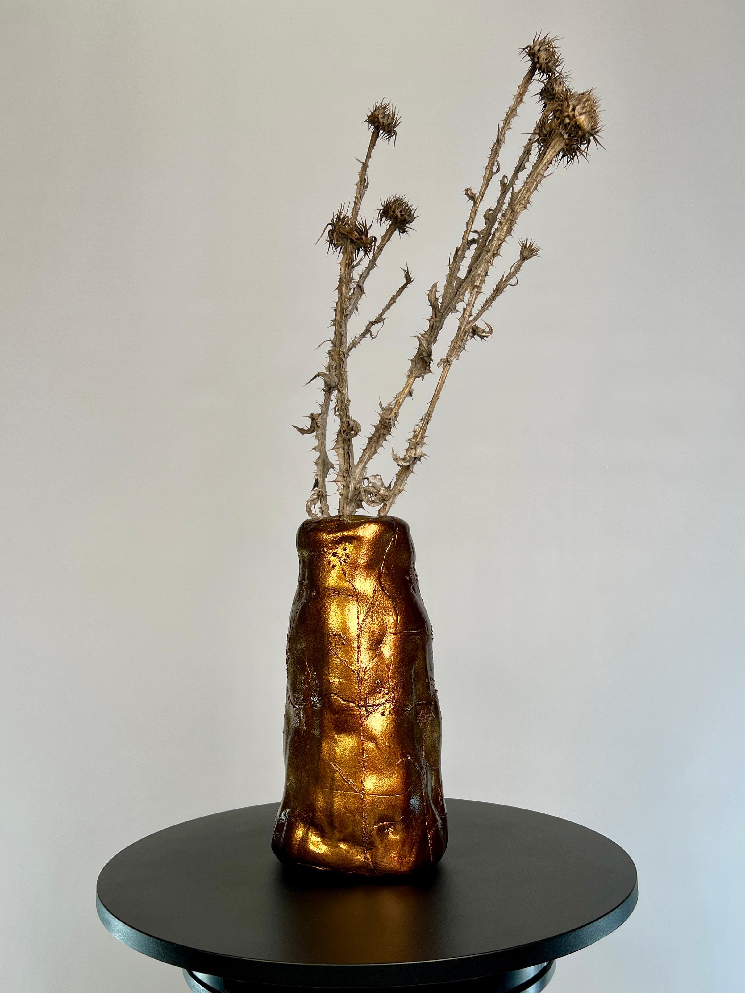 IRENA TONE Figurative Sculpture – „Wild field Flowers“ Dunkle Bronzevase mit geknitterter Vase