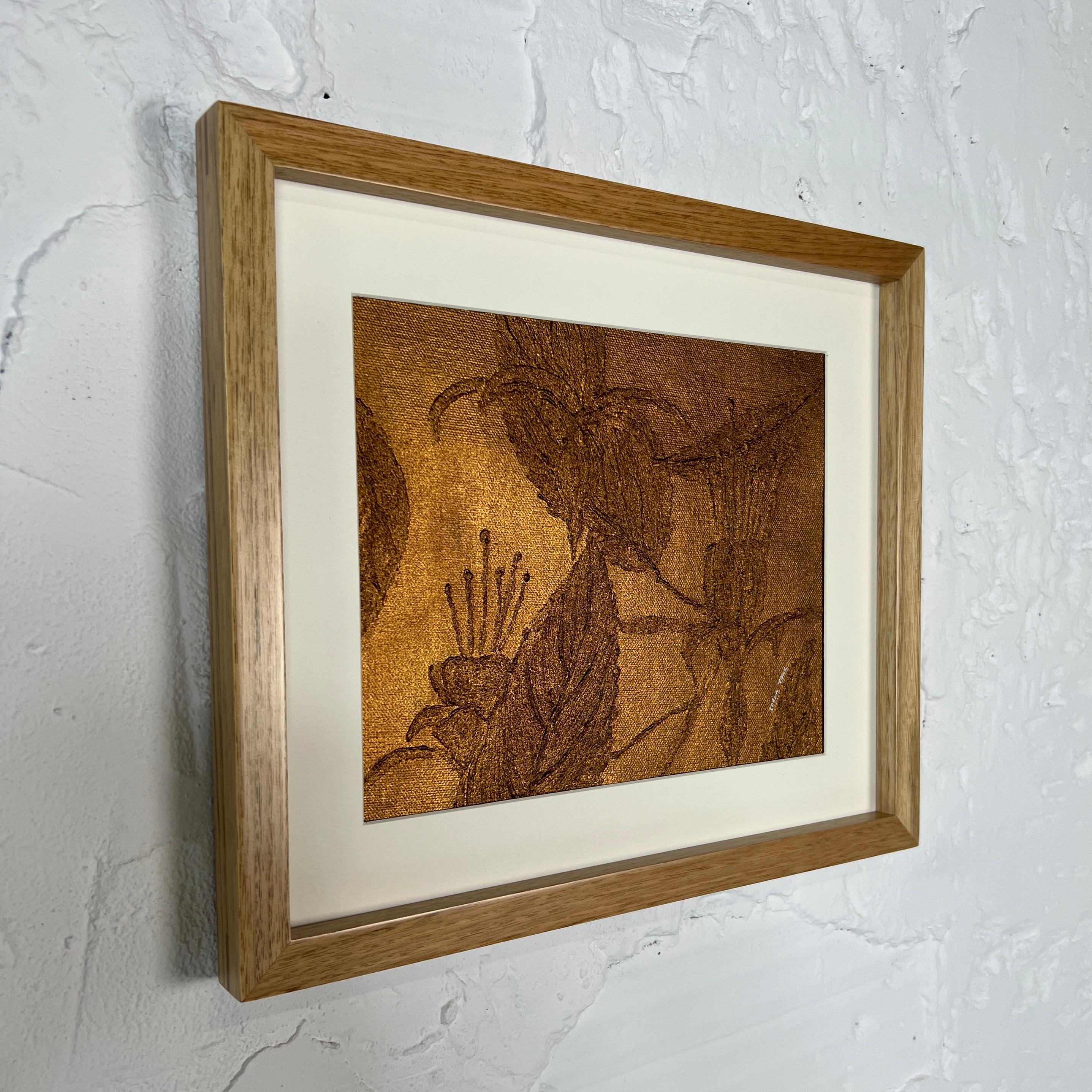 Fleurs tropicales dorées Art mural original soutenu par un cadre - Marron Still-Life Painting par IRENA TONE