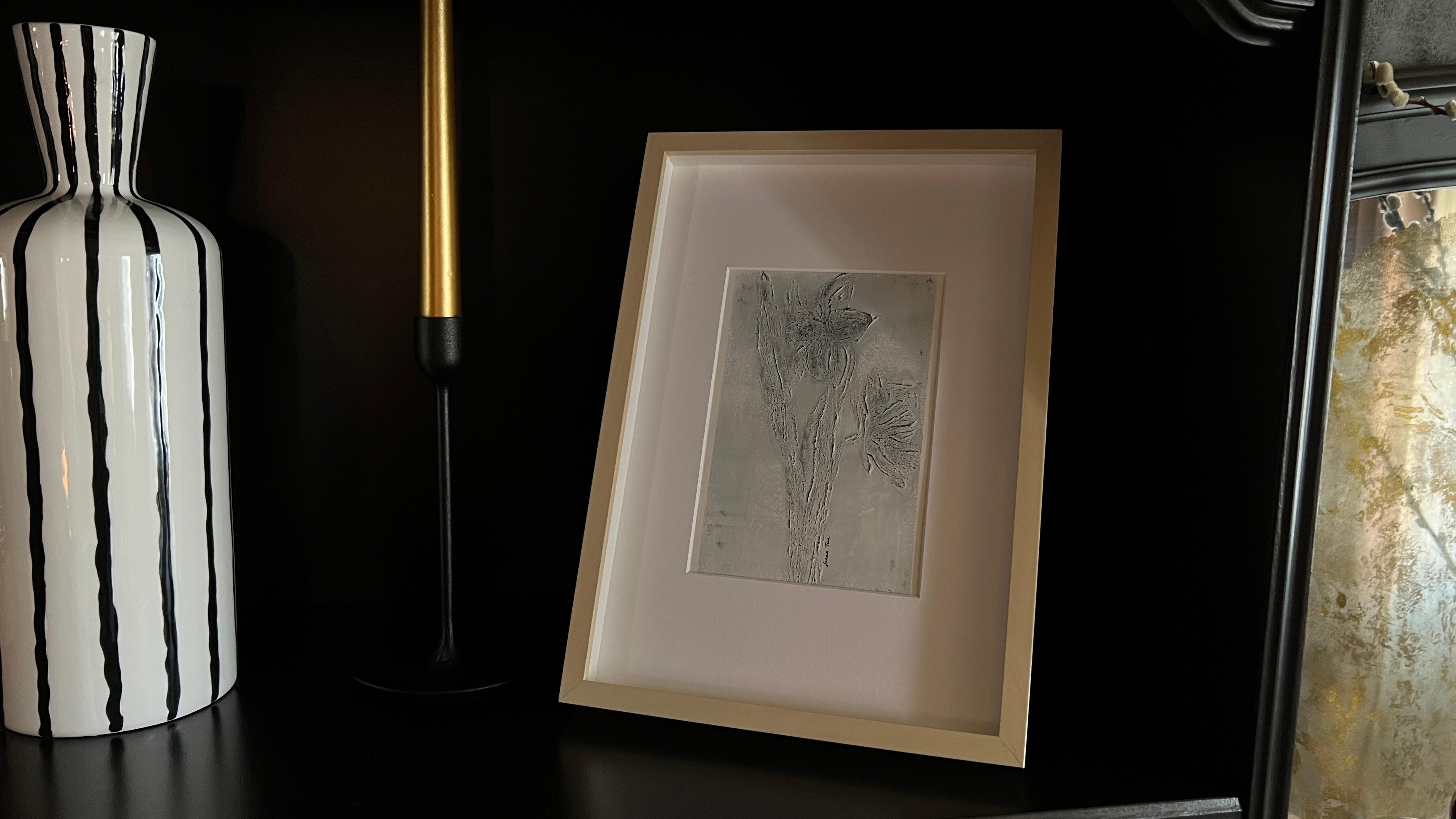 'Dos Narcisos' Blanco y Negro - Painting de IRENA TONE