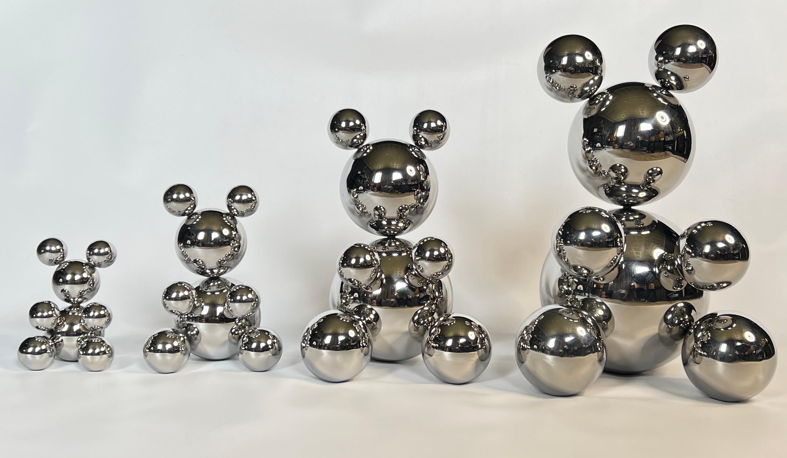 Made in the Spain, 2024.
A simple form builds a complex one. In our approach, we go from the opposite, representing complex things in simple forms. So, our bear consists of only 9 simple steel balls, but this minimalism does not stop making him a