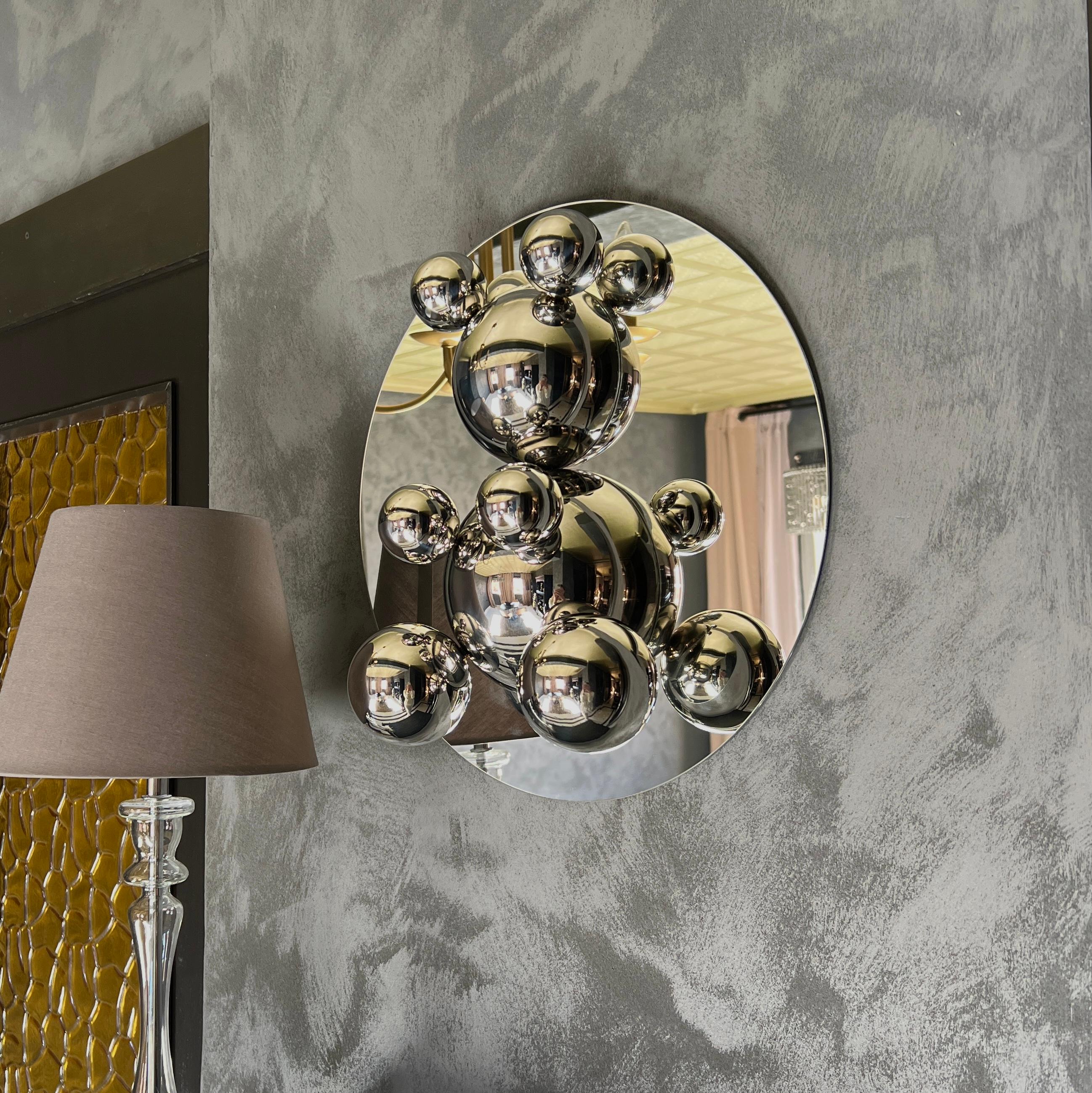 L'ours moyen en acier inoxydable « Alicia » sur sculpture de miroir - Art animal minimaliste en vente 5