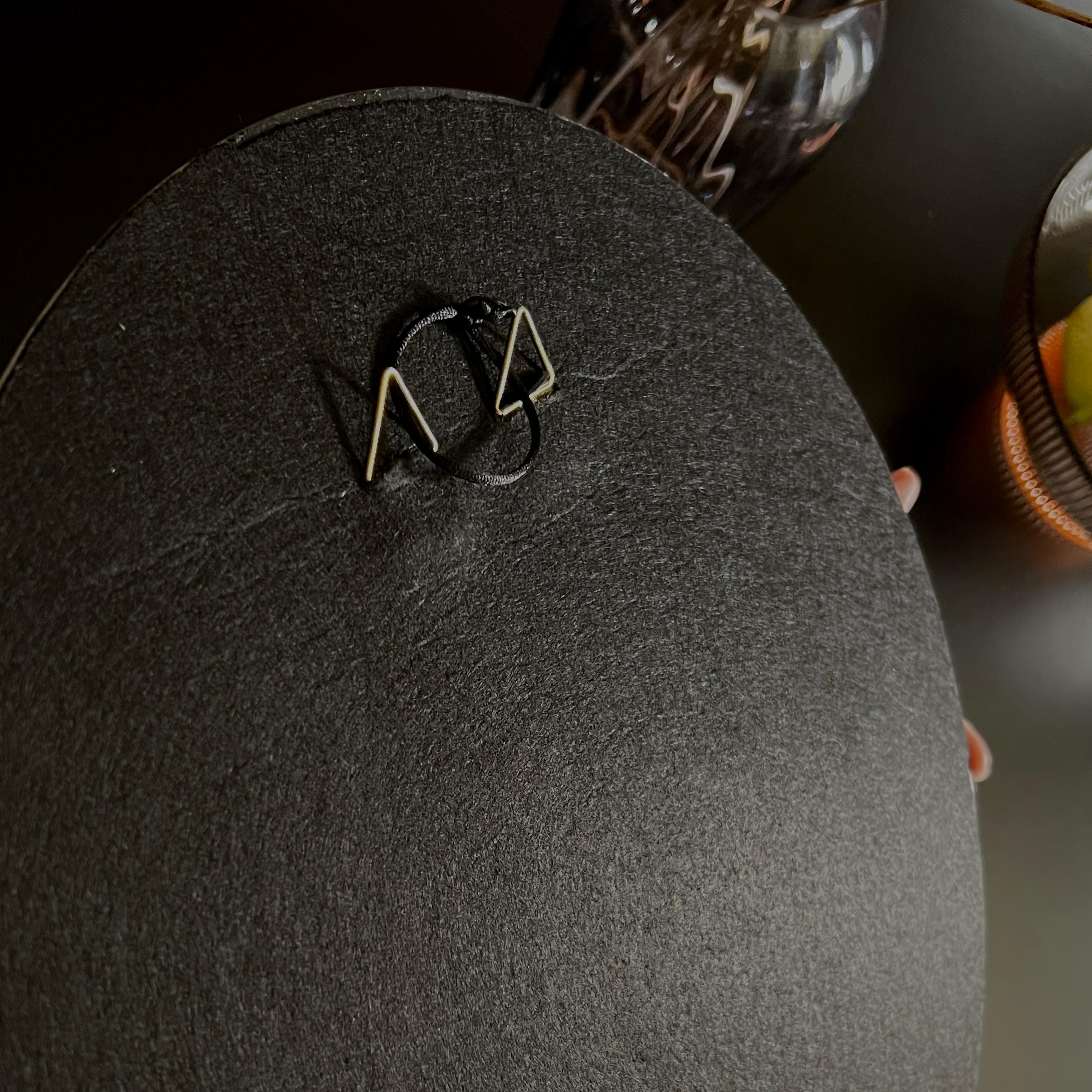 L'ours moyen en acier inoxydable « Alicia » sur sculpture de miroir - Art animal minimaliste en vente 6