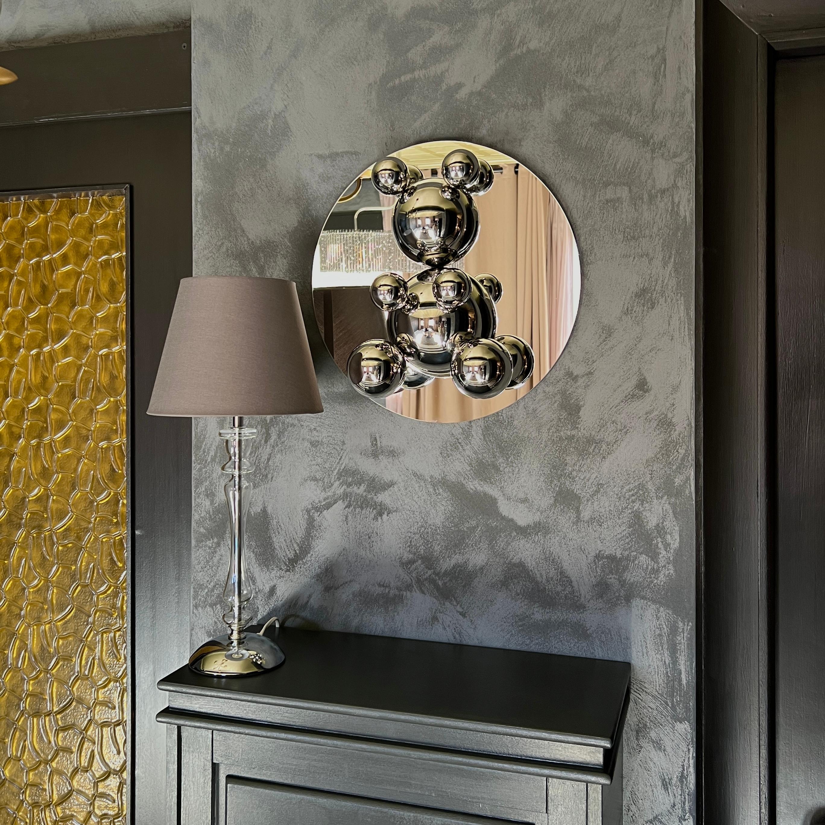 L'ours moyen en acier inoxydable « Alicia » sur sculpture de miroir - Art animal minimaliste - Gris Figurative Sculpture par IRENA TONE