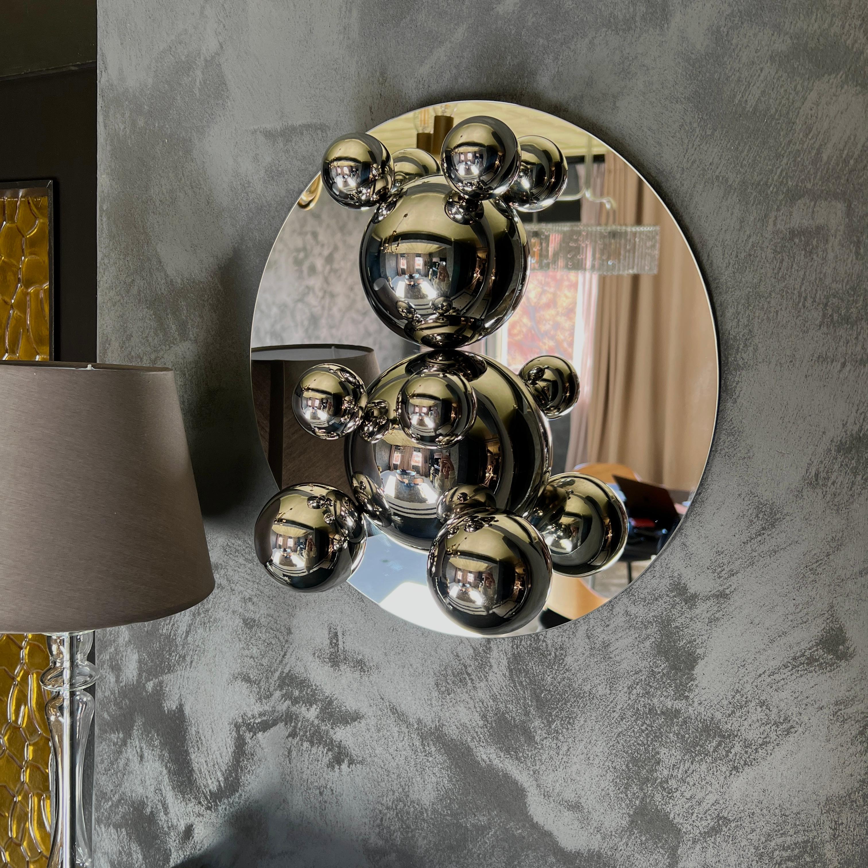 L'ours moyen en acier inoxydable « Alicia » sur sculpture de miroir - Art animal minimaliste en vente 2